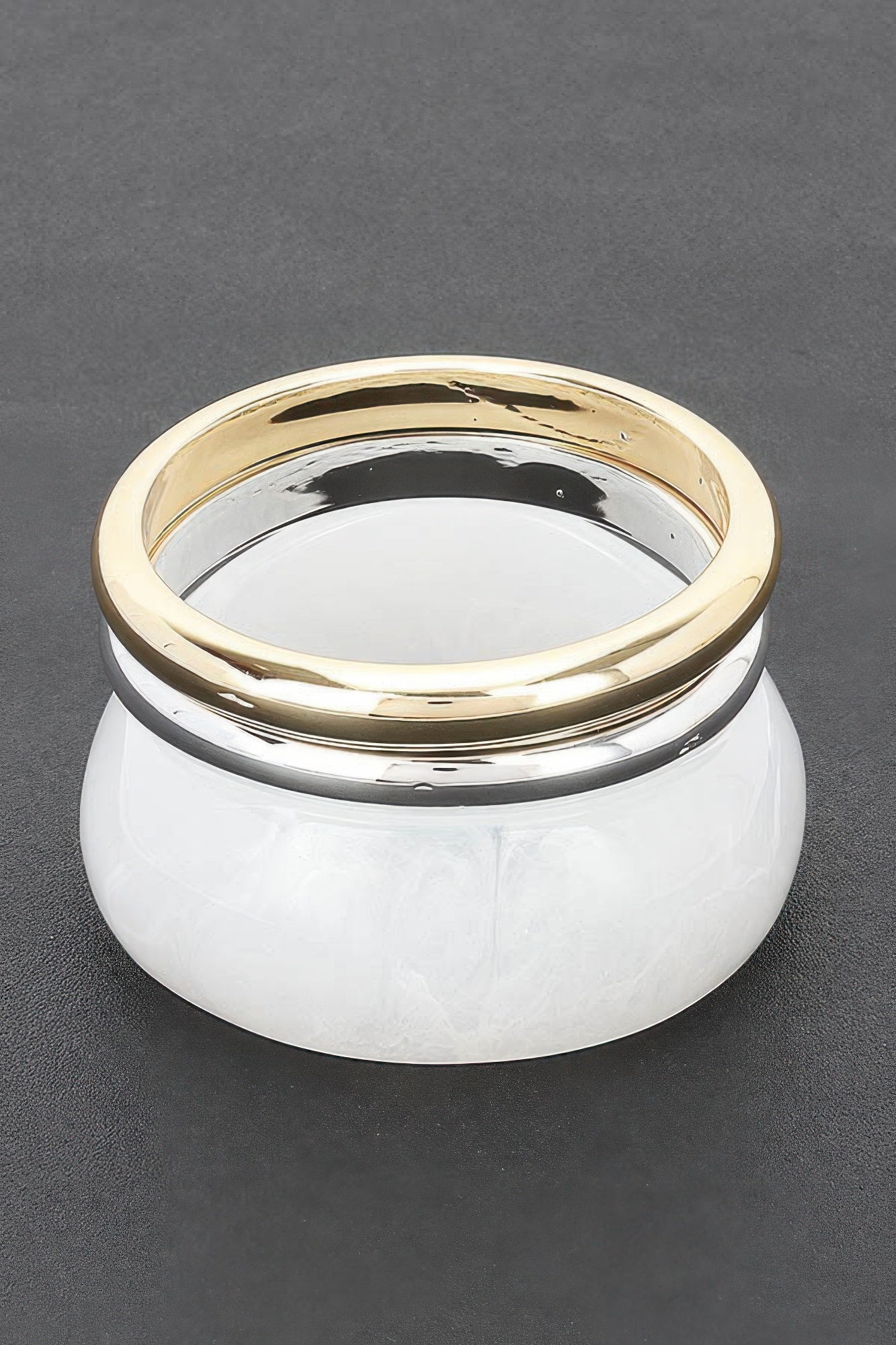 Armreif aus Resin, weiß, mit breitem goldfarbenem Rand
