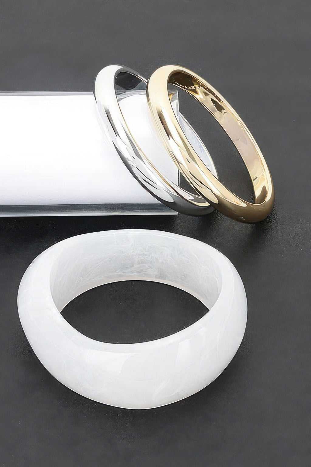 Weißer Resin-Armreif mit silber- und goldfarbenen Akzenten nebeneinander