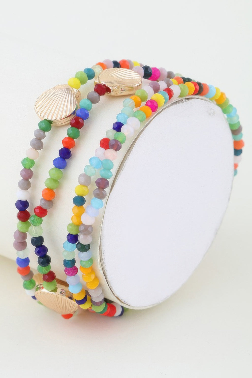 Mehrreihiges Muschelperlenarmband mit bunten Perlen und goldfarbenen Muscheln