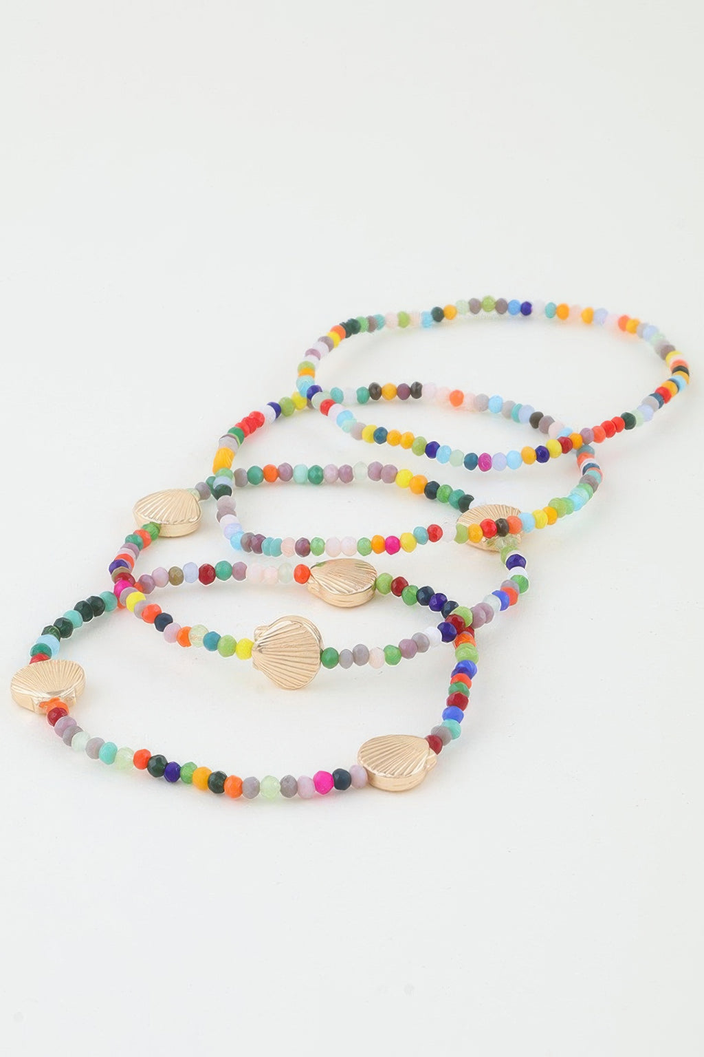 Muschelperlenarmband mit vielen Perlensträngen in Regenbogenfarben und goldfarbenen Muscheln