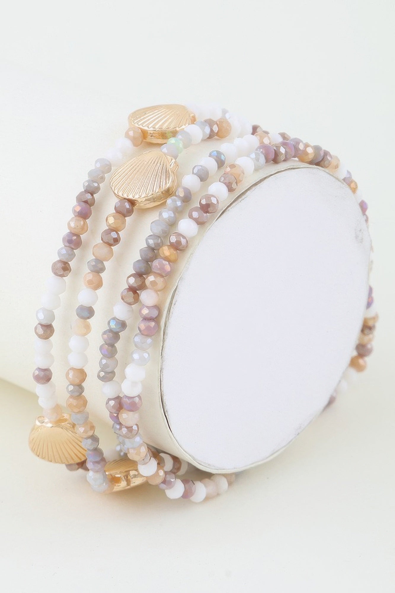 Beige Muschelperlenarmband mit weißen Perlen und goldfarbenen Muschel-Anhängern
