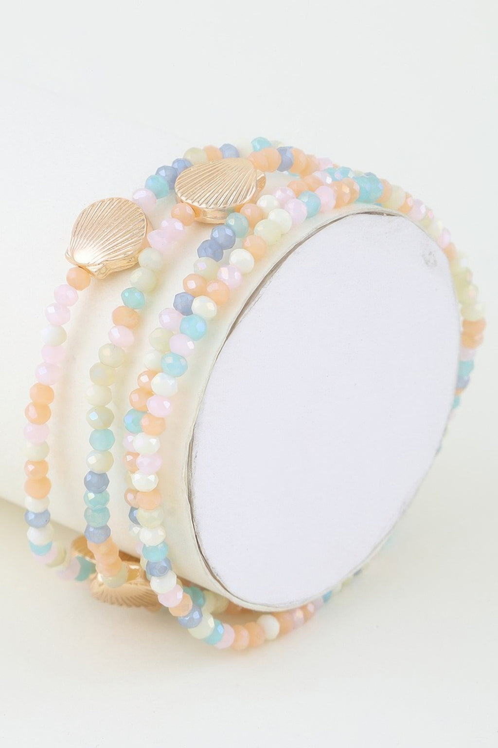 Pastellfarbenes Muschelperlenarmband mit hellen Perlen und goldfarbenen Muschel-Anhängern