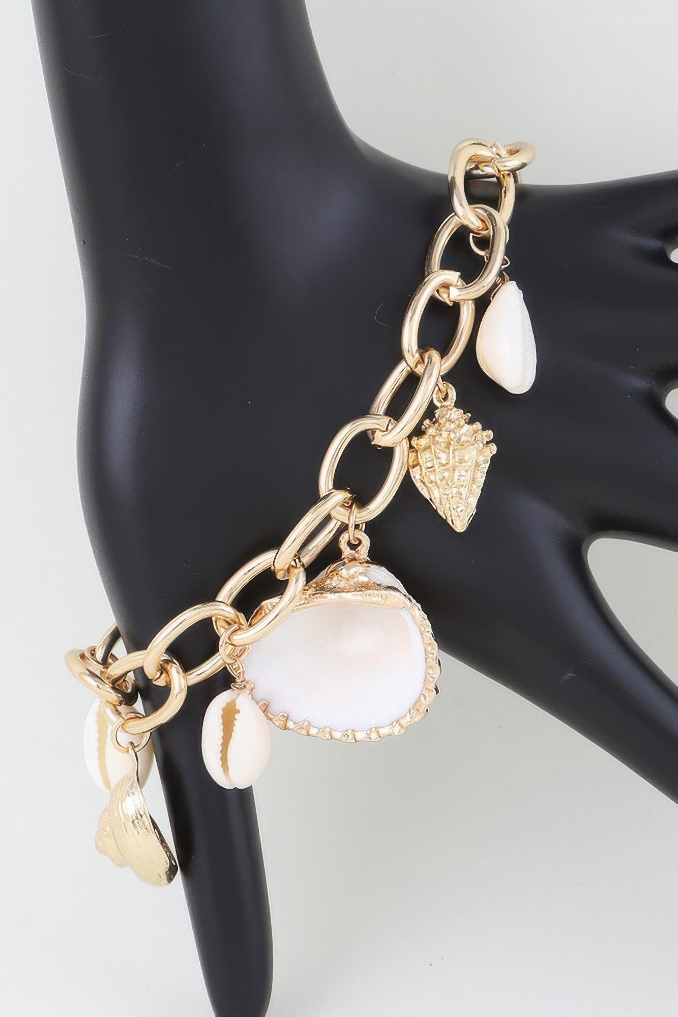 Goldfarbene Charm-Chain-Armbandskette mit Muschel- und Tropfenanhängern