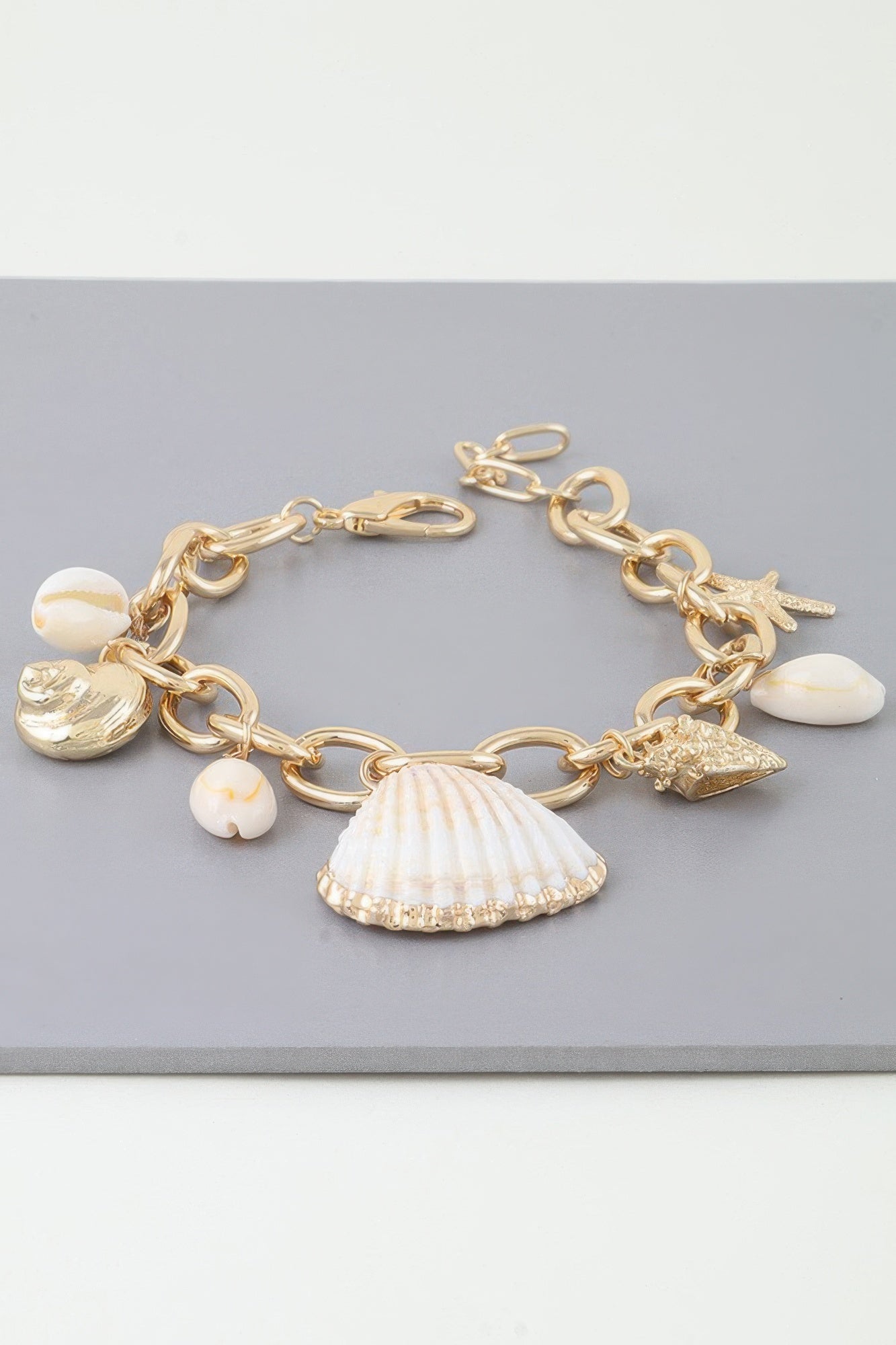 Goldfarbene Charm-Chain-Armbandskette mit Muscheln und Seesternanhänger