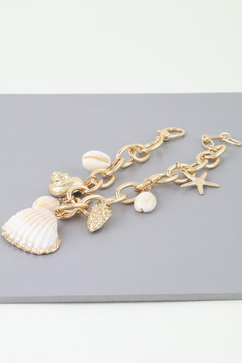 Goldfarbene Charm-Chain-Armbandskette mit Muschel, Herz und Seesternanhänger