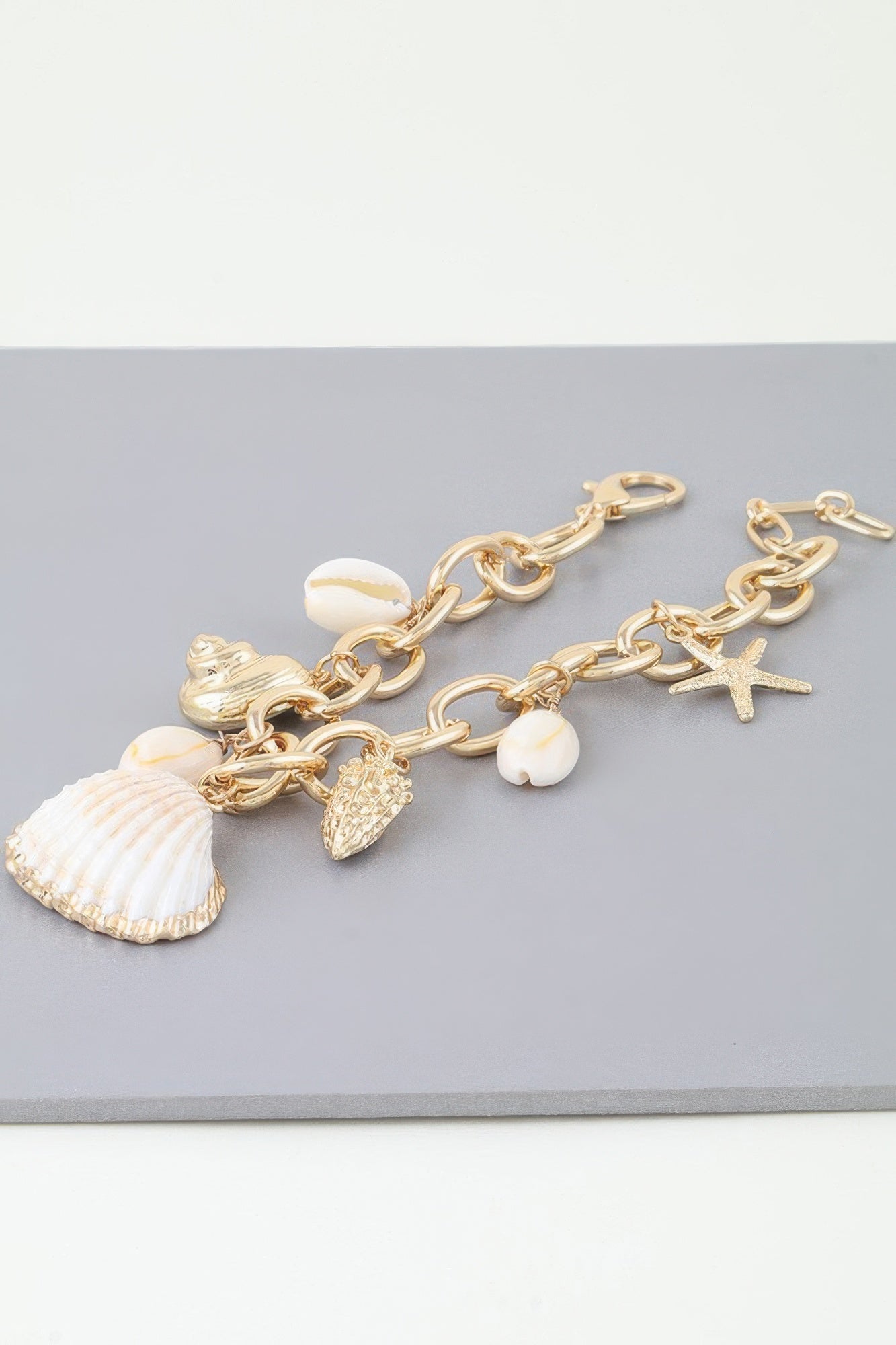 Goldfarbene Charm-Chain-Armbandskette mit Muschel, Herz und Seesternanhänger