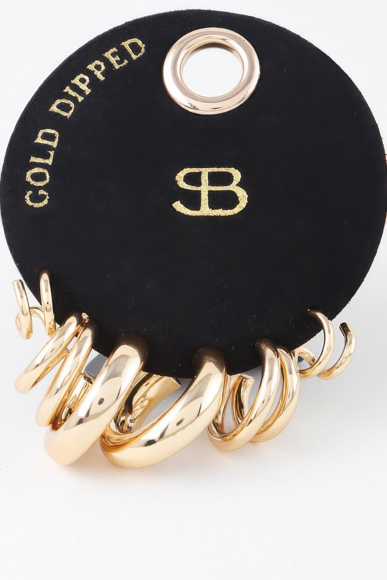 Multi Shiny Hoop Earrings Set in gold: mehrere glänzende Creolen mit Clip-Verschluss
