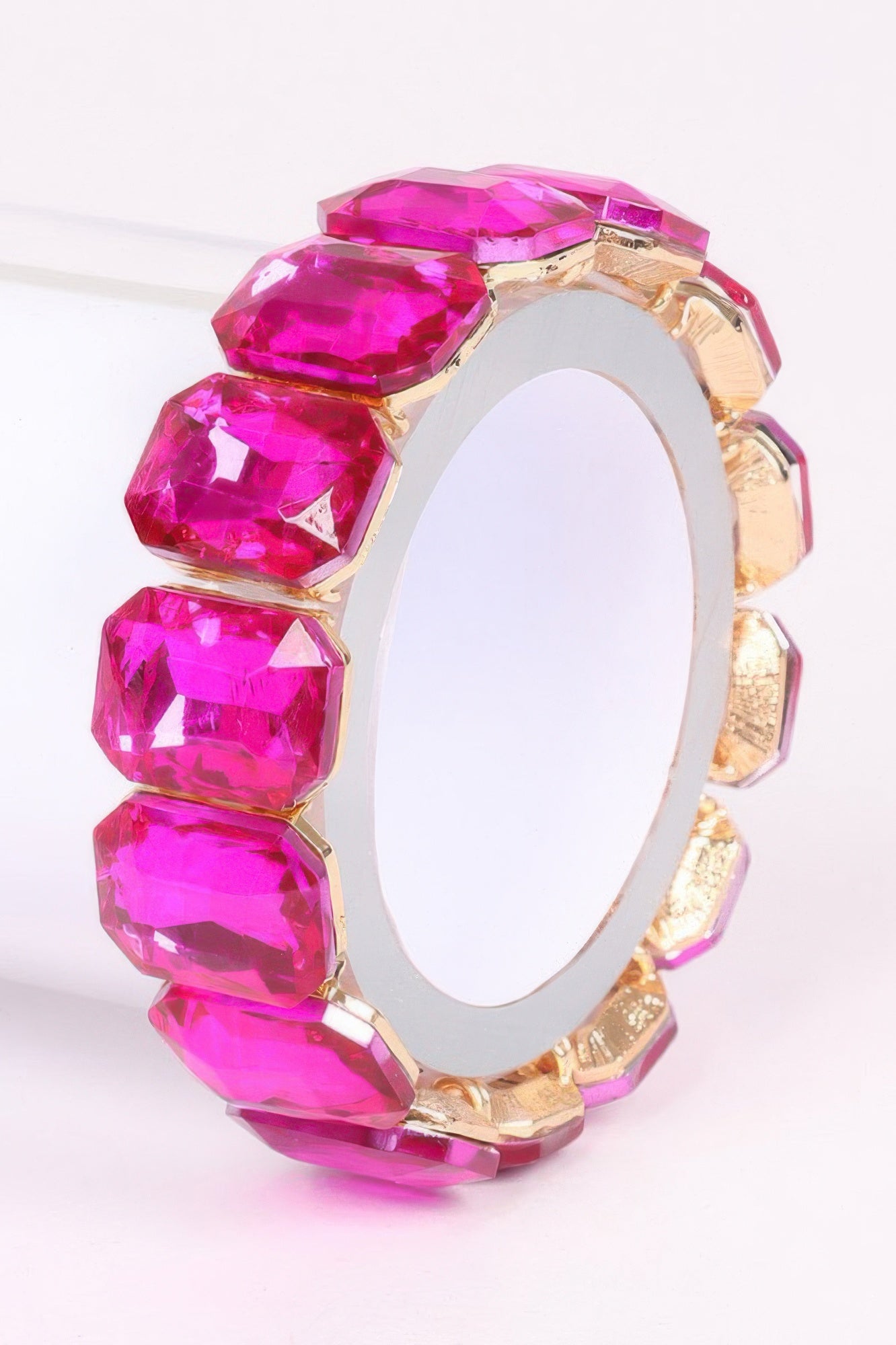 Multi Stone Bracelet mit Fuschia-farbenen facettierten Steinen und goldfarbenen Fassungen