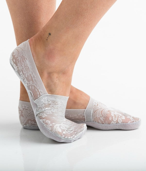 Hellgraue Floral Lace Sneaker Socken am Fuß, transparentes Spitzenpanel