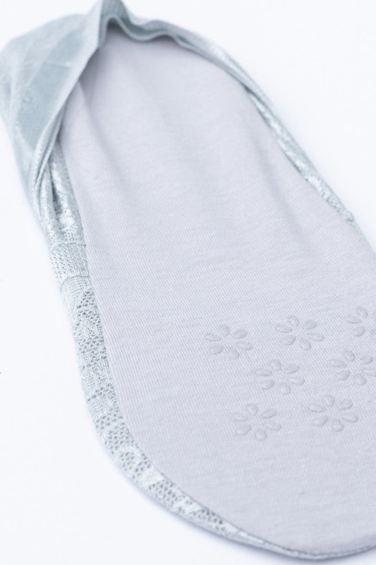 Hellgraue Sneaker Socken mit Floral-Spitze, nahes Detail am Knöchel