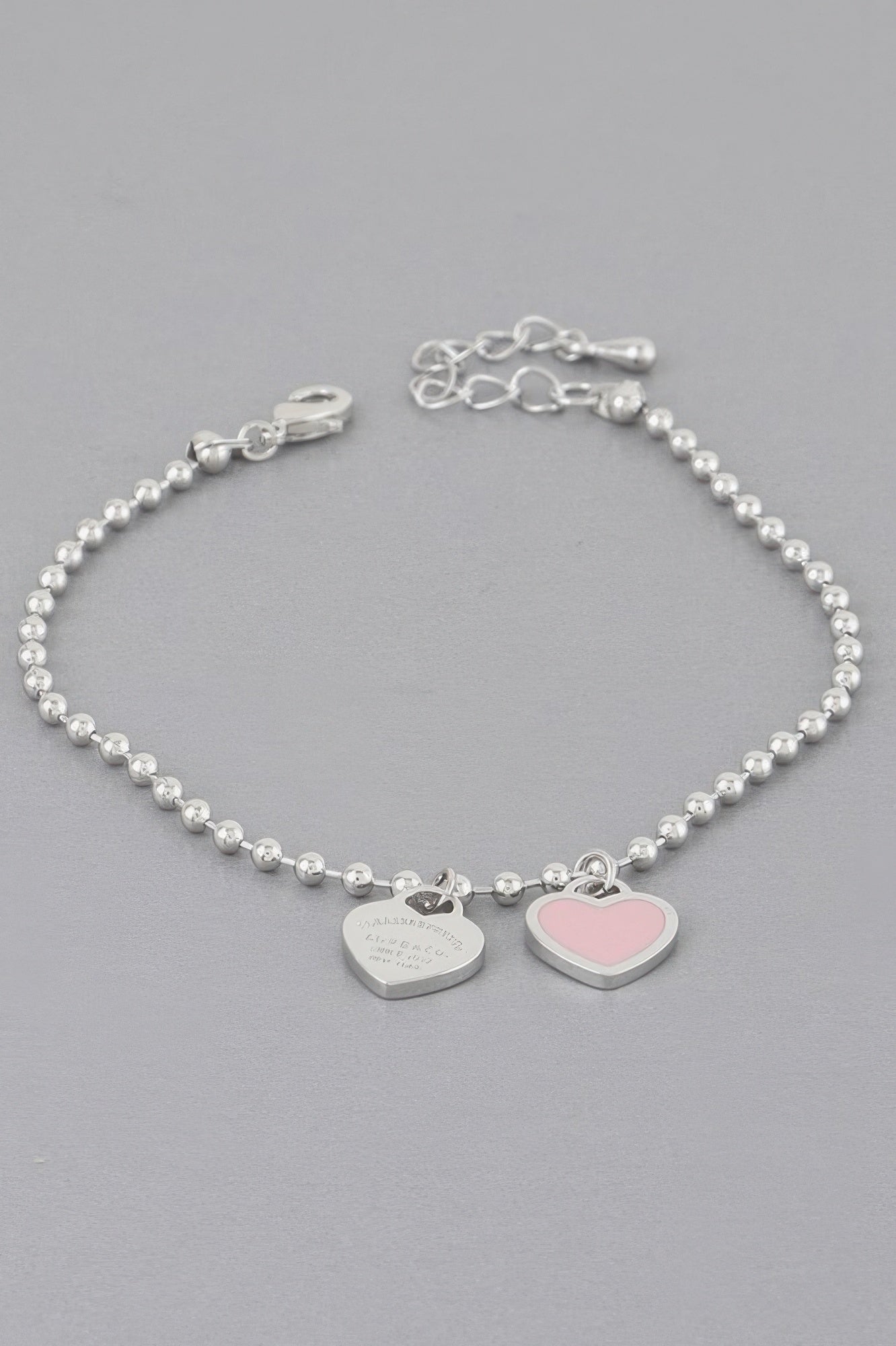 Love bracelet mit silberner Perlenkette und Herzanhängern: rosafarbenes Herz und silbernes Herzplättchen