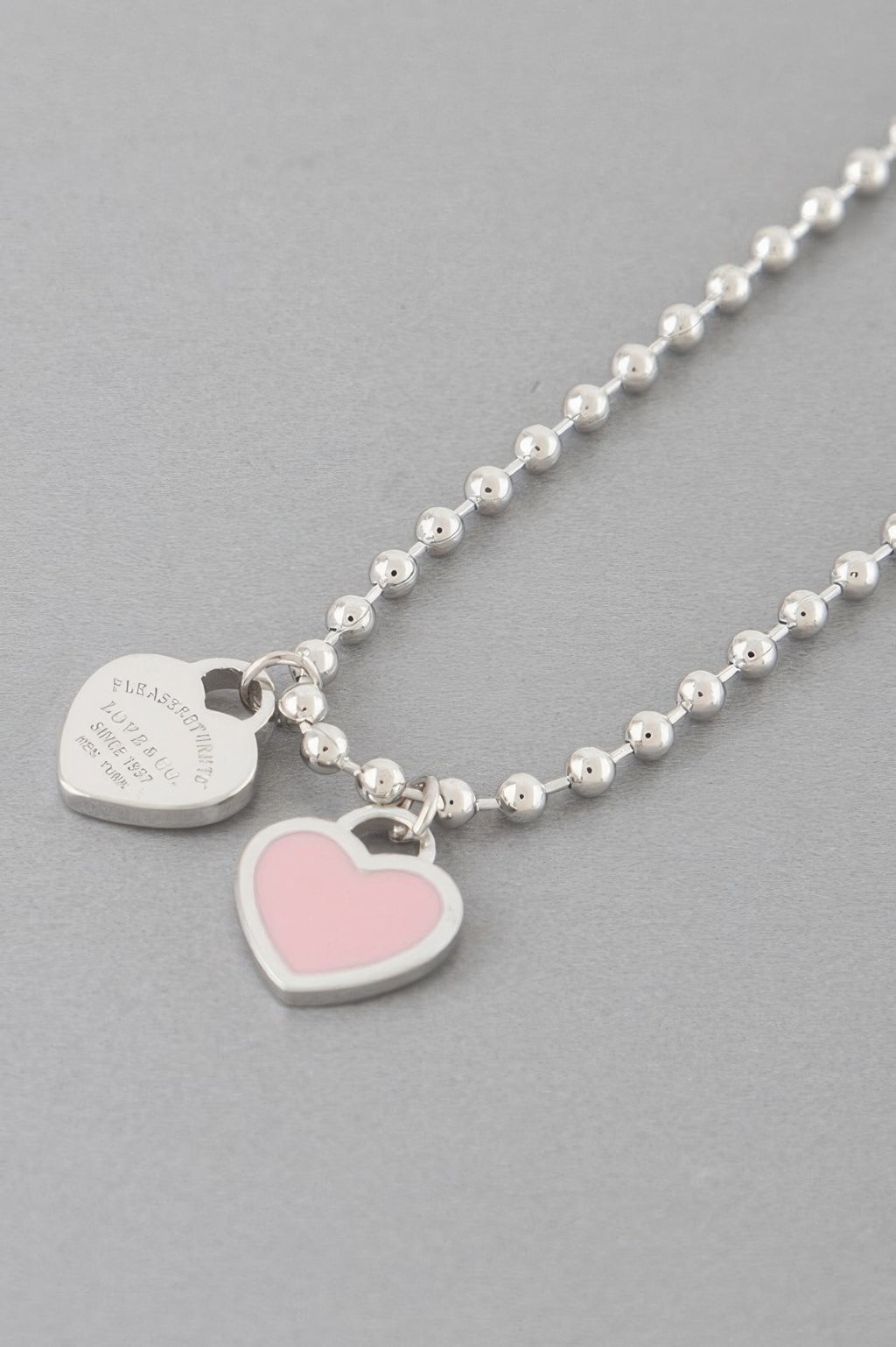Detailansicht: Love bracelet mit silbernen Perlen und Herzanhängern am Verschluss