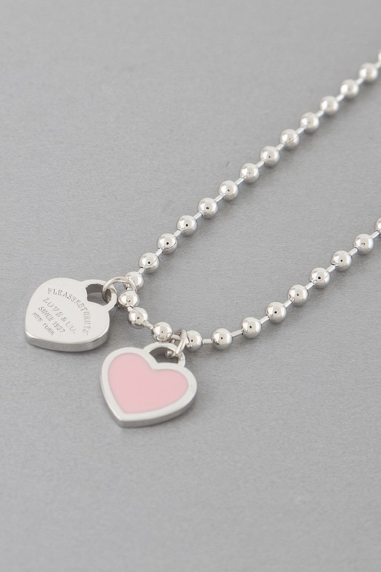 Detailansicht: Love bracelet mit silbernen Perlen und Herzanhängern am Verschluss