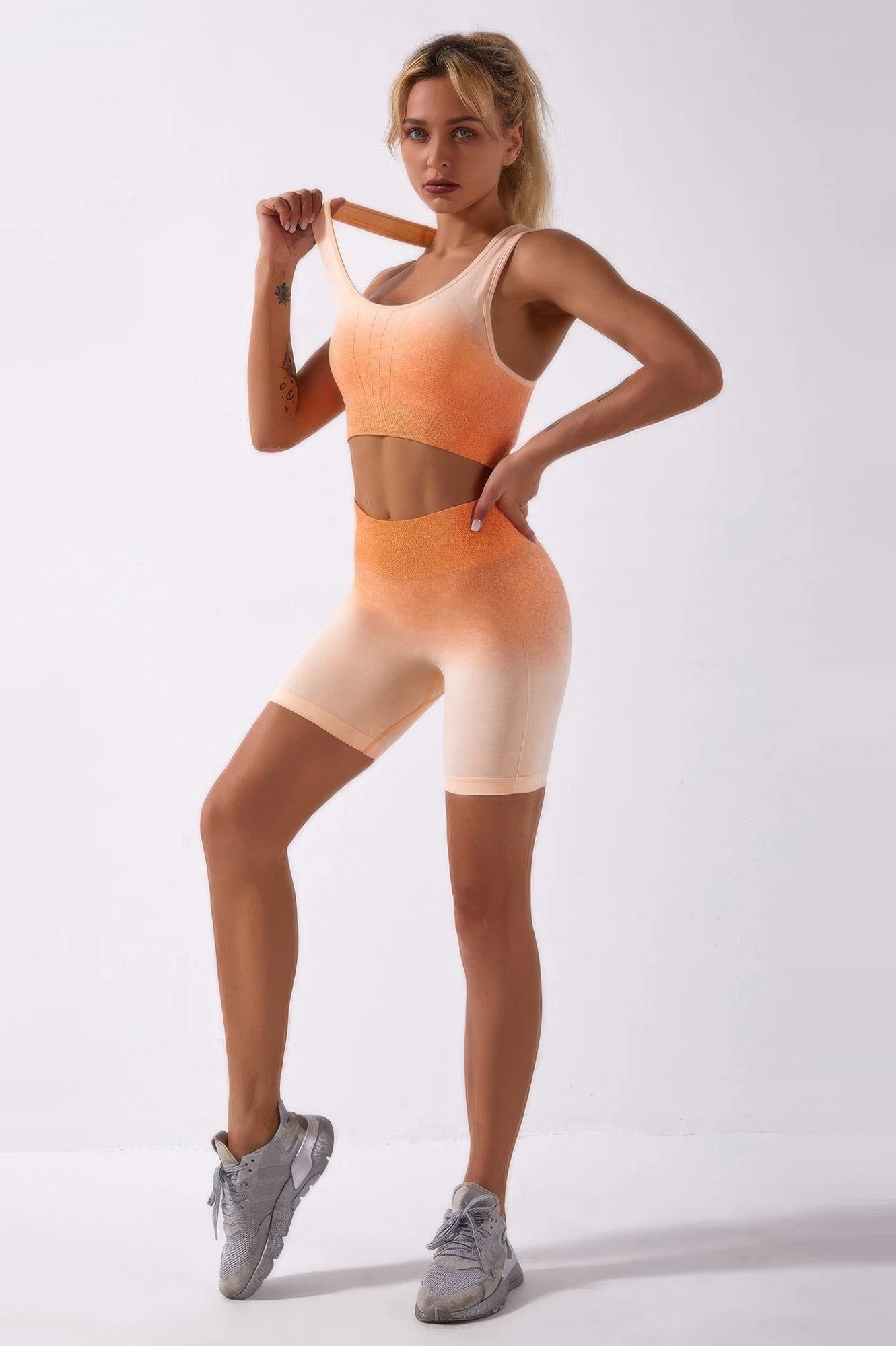 Orange Ombre‑Set: Crop‑Top und kurze Leggings-Shorts, seitlicher Look