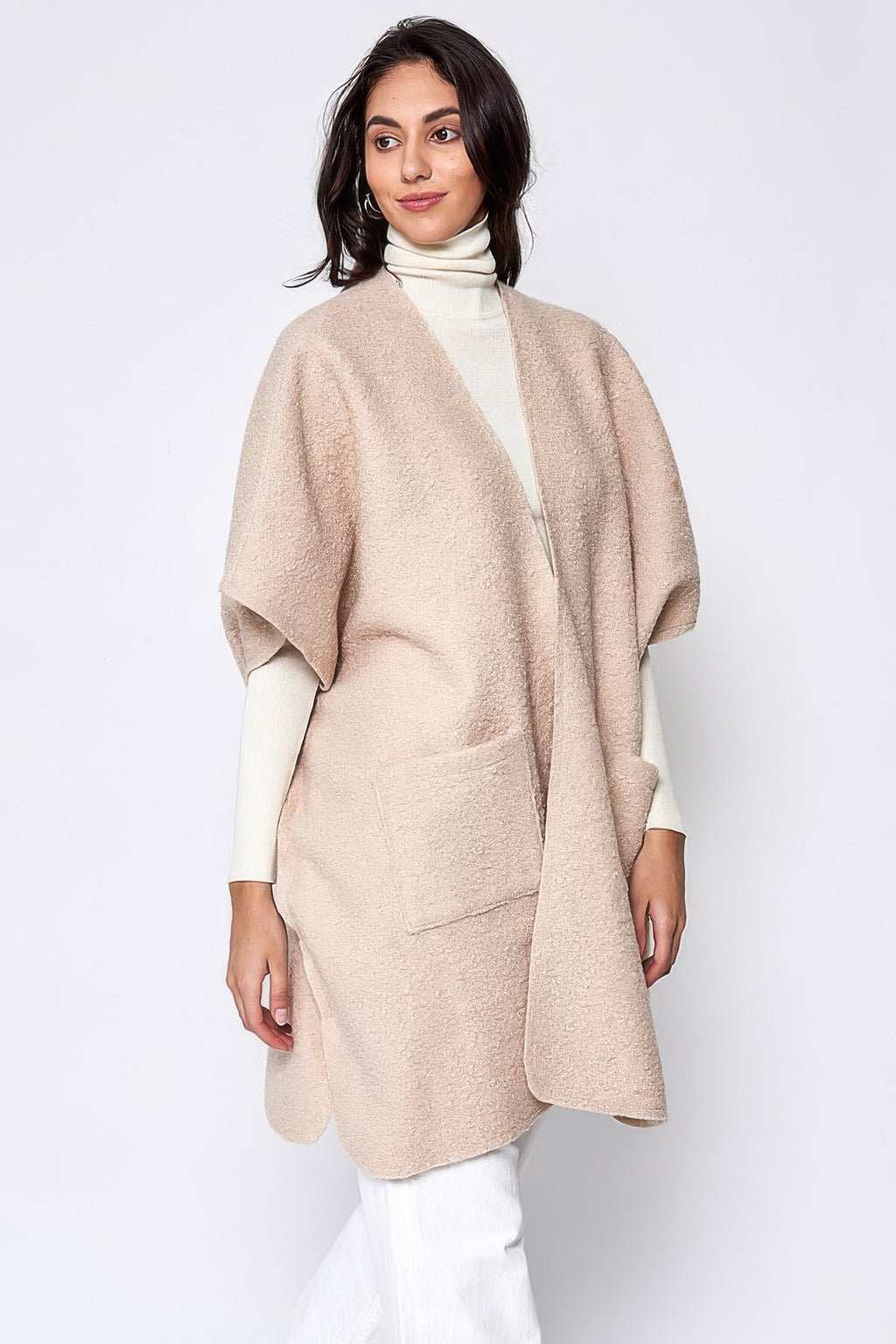 Elfenbeinfarbener Kimono mit offener Vorderseite und seitlicher Tasche