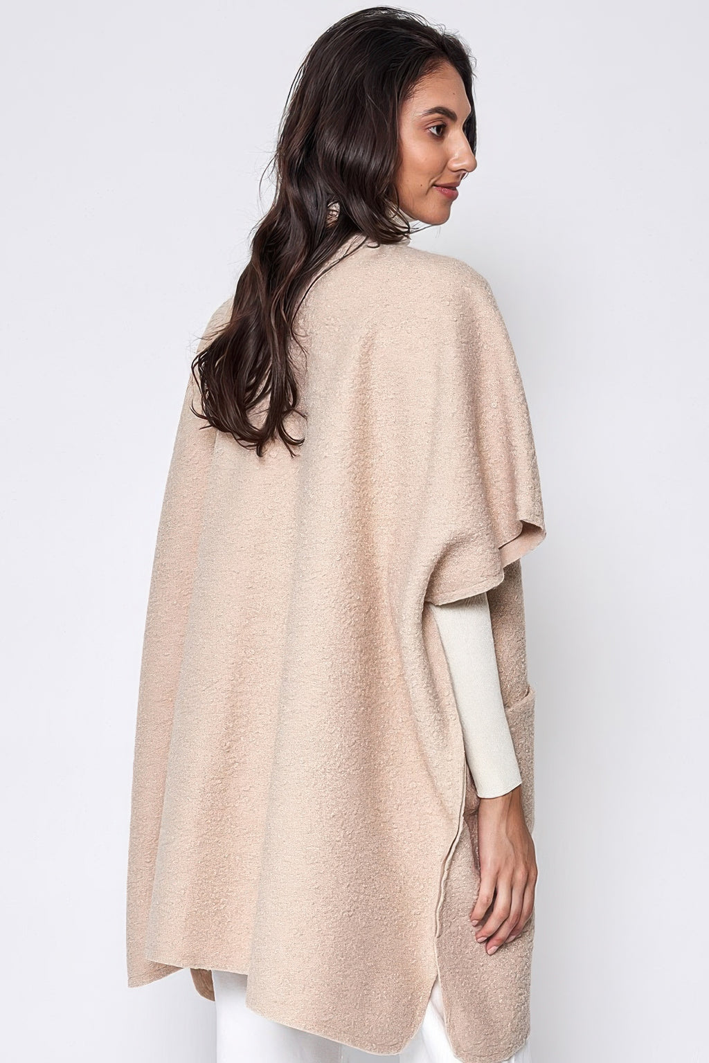 Elfenbeinfarbener Kimono, offene Front, weiter Ärmel und Tasche auf der Seite