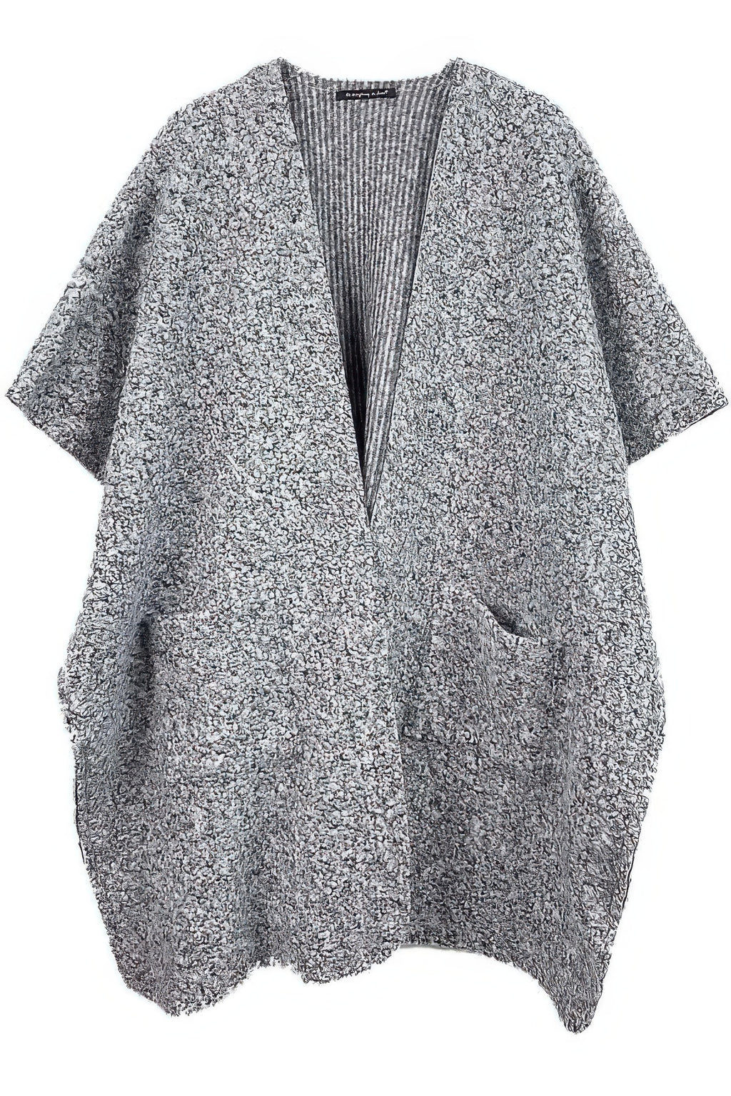 Grau-schwarzer Kimono mit V-Ausschnitt, offener Front und großer Tasche