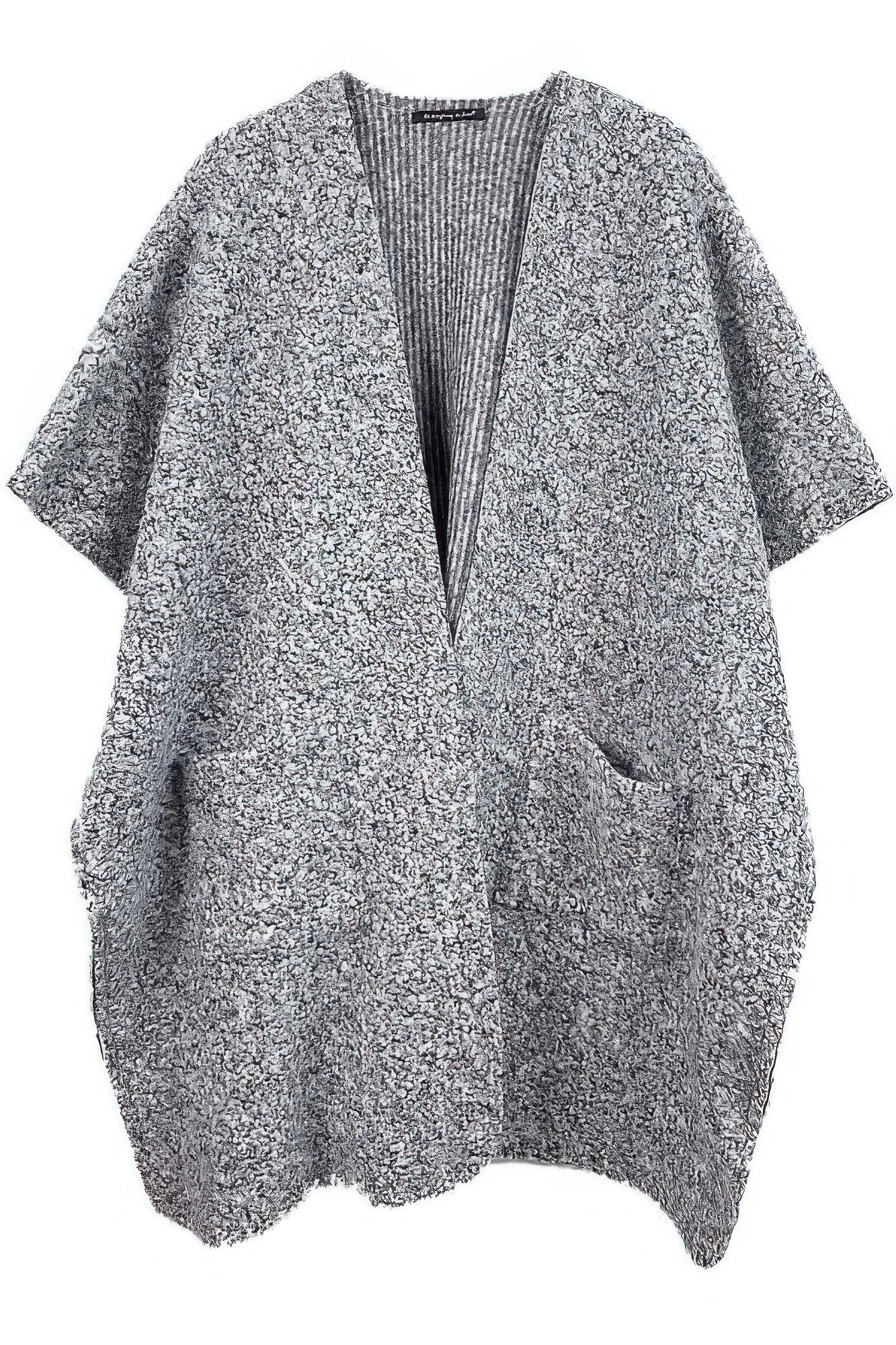Grau-schwarzer Kimono mit V-Ausschnitt, offener Front und großer Tasche