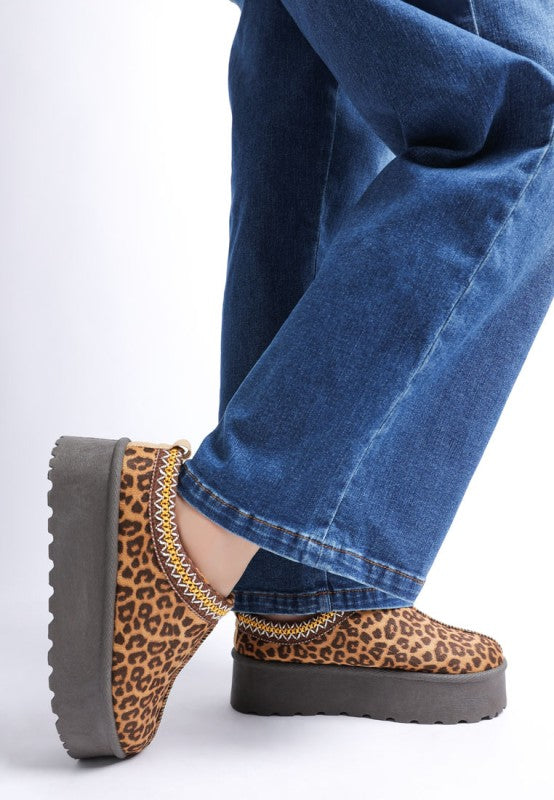 Leopard print slip-on platform shoe with thick sole and stitched edge trim