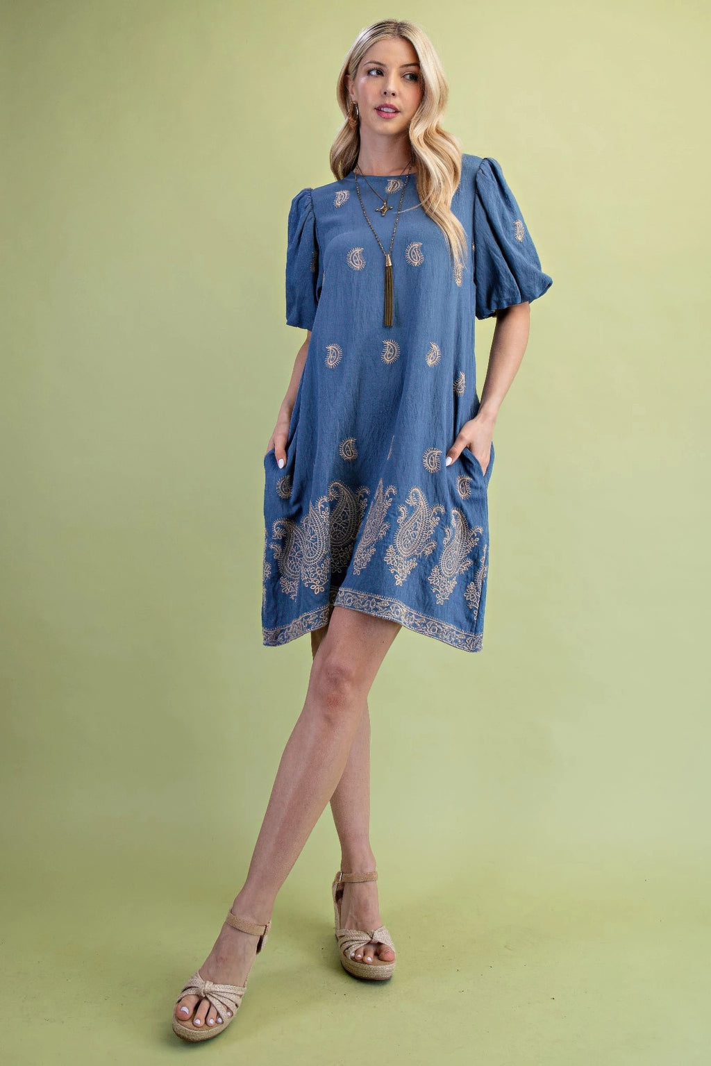 Blaues Mini-Kleid mit Paisley-Stickerei am Saum und Rundhals, kurze Puffärmel