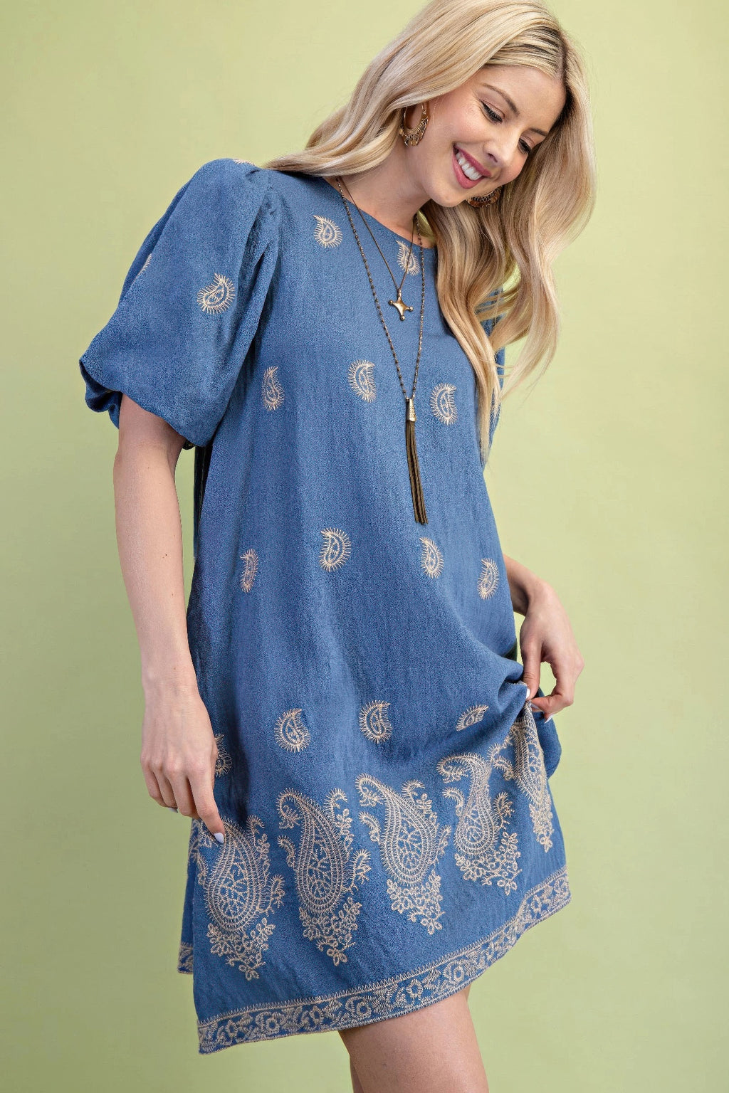 Blaues Paisley besticktes Mini-Kleid, kurzer Puffärmel, Rundhals, Seitenansicht
