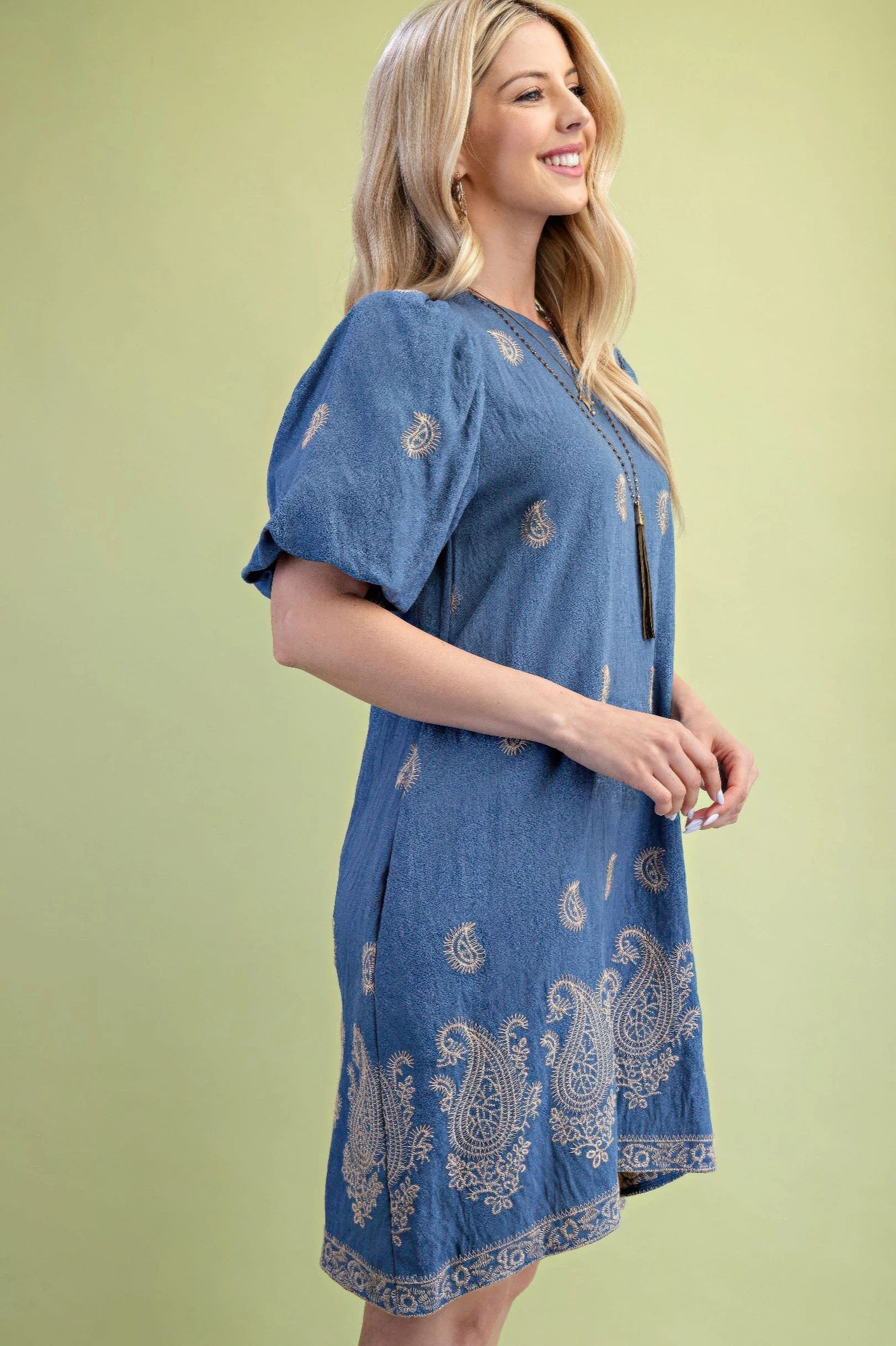 Blaues Rundhals-Minikleid mit Paisley-Stickerei am unteren Saum und Puffärmeln