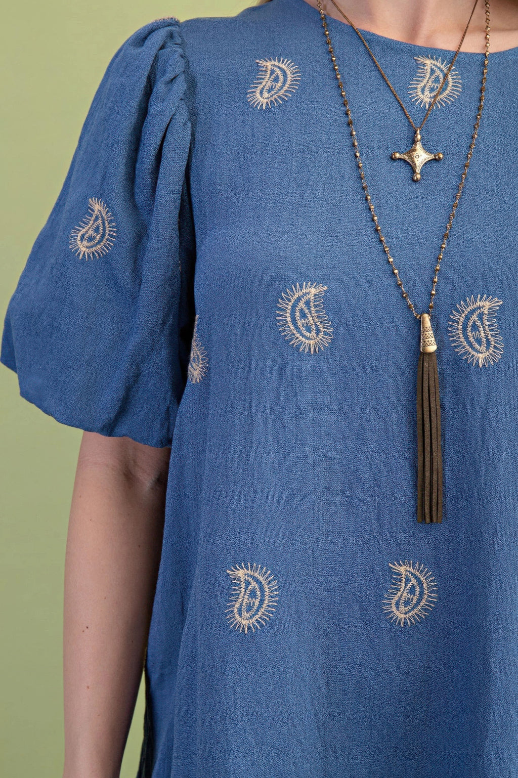 Detail: Blaues Mini-Kleid mit Paisley-Stickerei am Oberteil und Ärmeln
