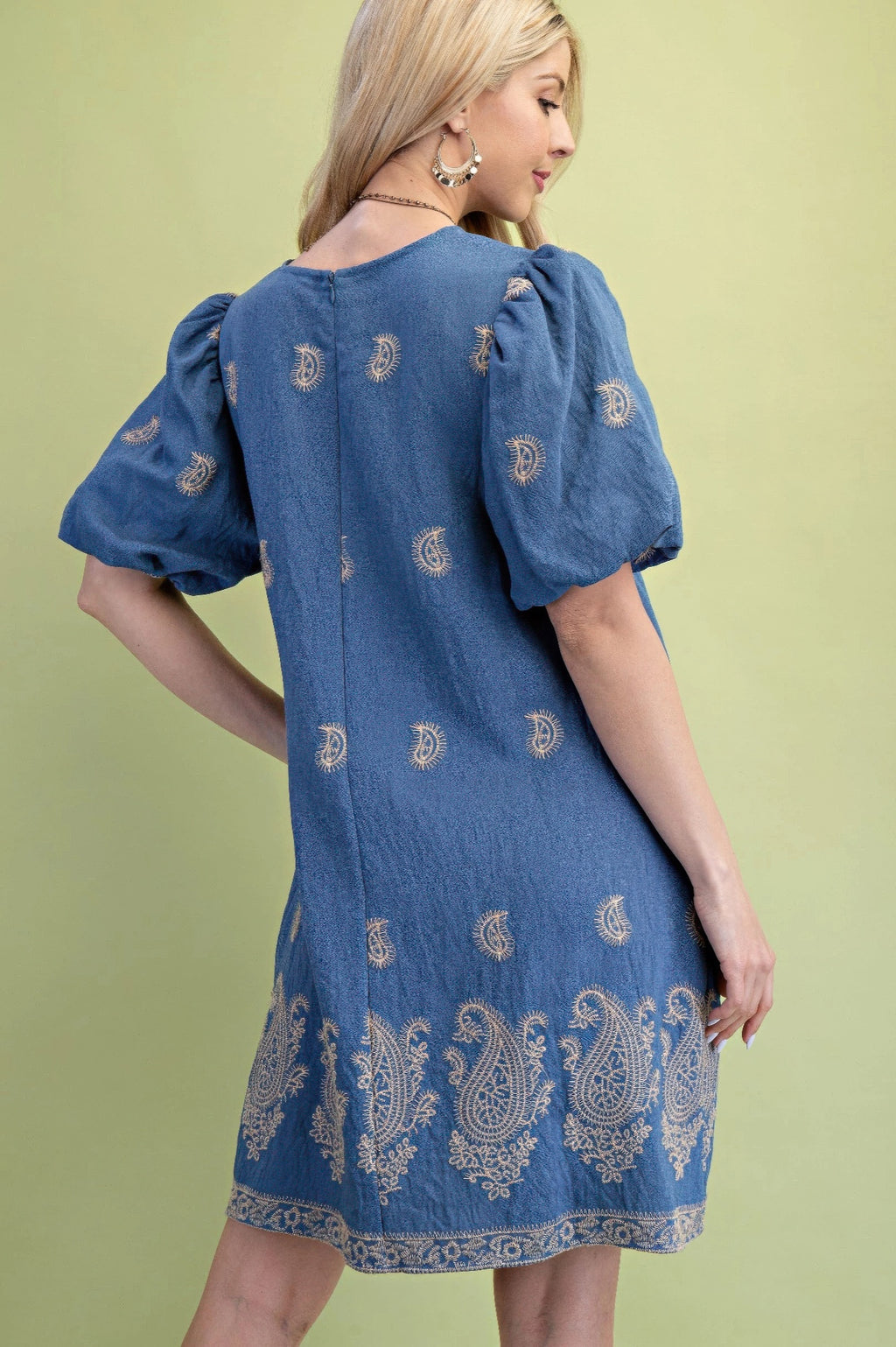 Rückansicht: Blaues Paisley-besticktes Mini-Kleid mit Rundhals und Puffärmeln