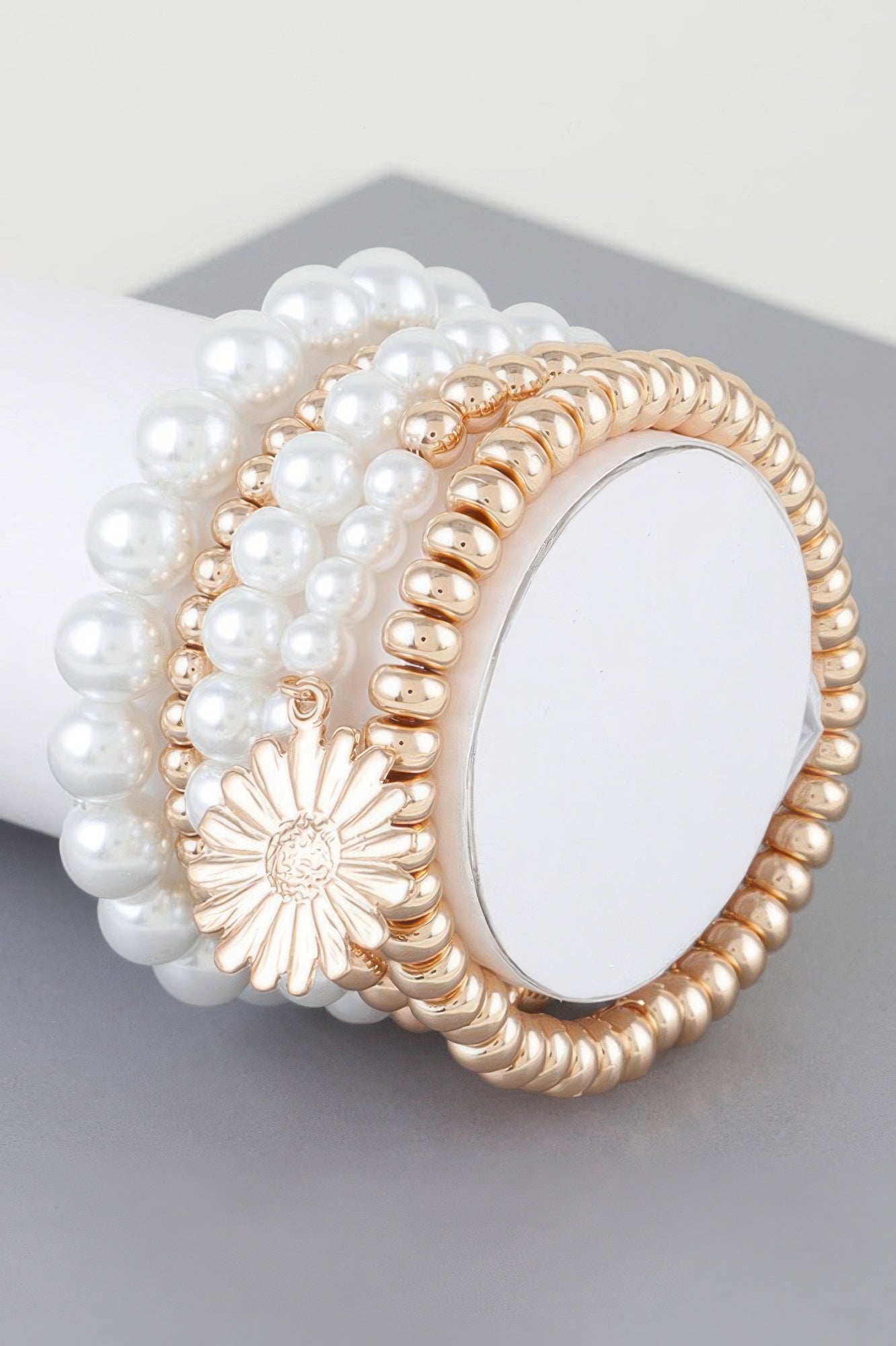 Gold-Creme Sonnenblumen-Perlenarmband mit weißen Perlen und Blumenanhänger