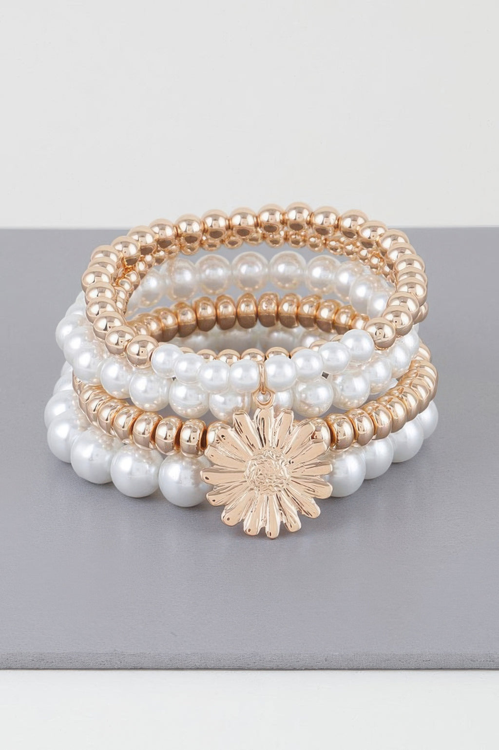 Sonnenblumen-Perlenarmband mit weißen Perlenreihen und goldfarbener Perlenfassung