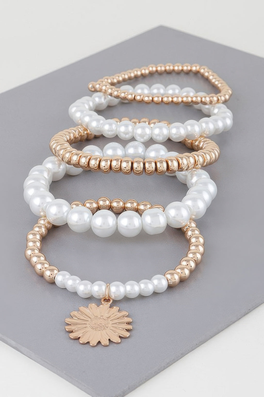 Dreireihiges Perlenarmband in Weiß und Gold-Creme mit Sonnenblumen-Anhänger