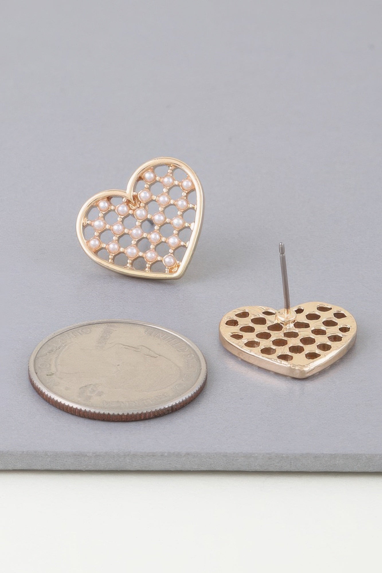 Herz-Ohrstecker in Gold mit cremefarbenen Perlen, Rückseite sichtbar