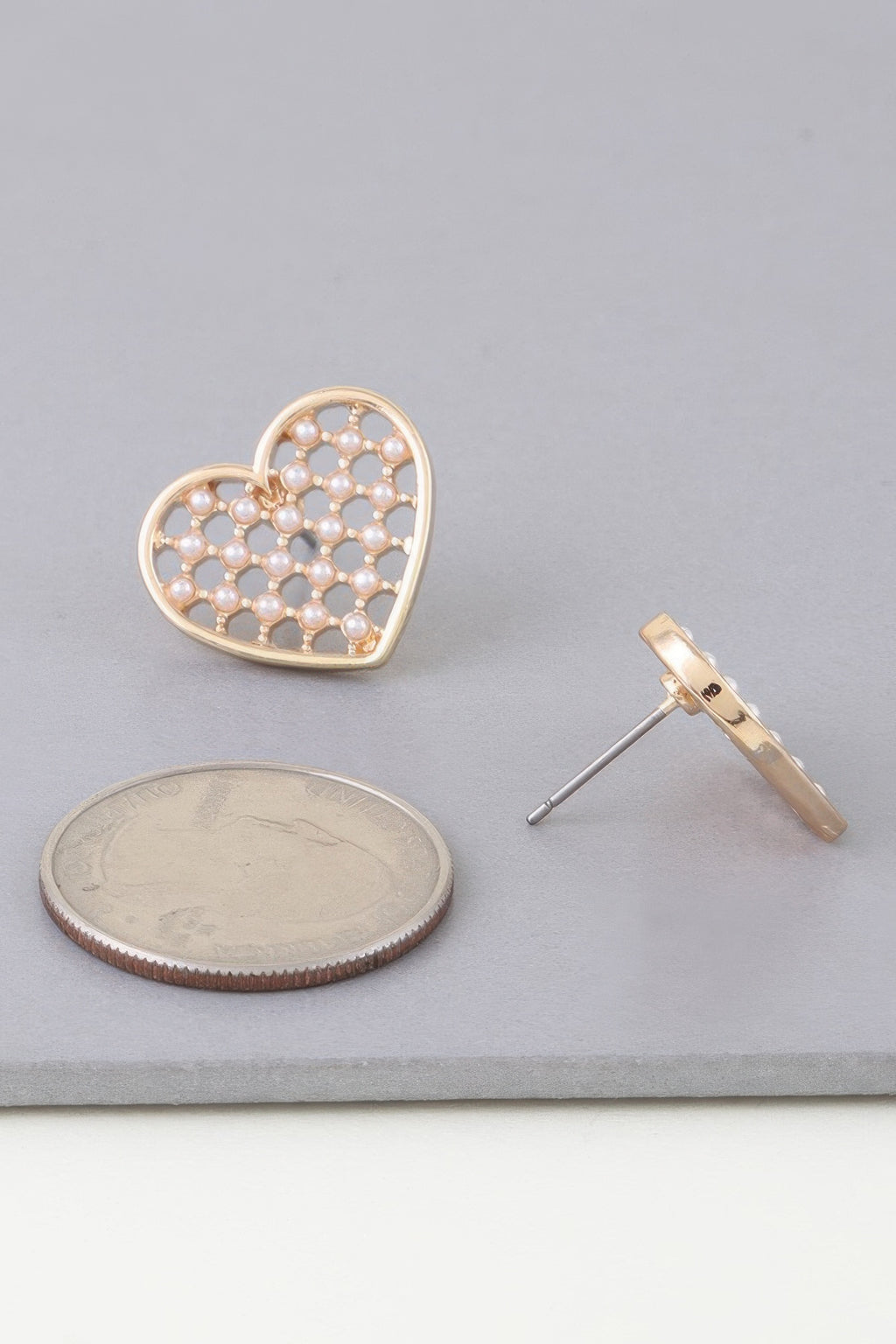 Goldener Herz-Ohrstecker mit Perlen, Verschluss hinten