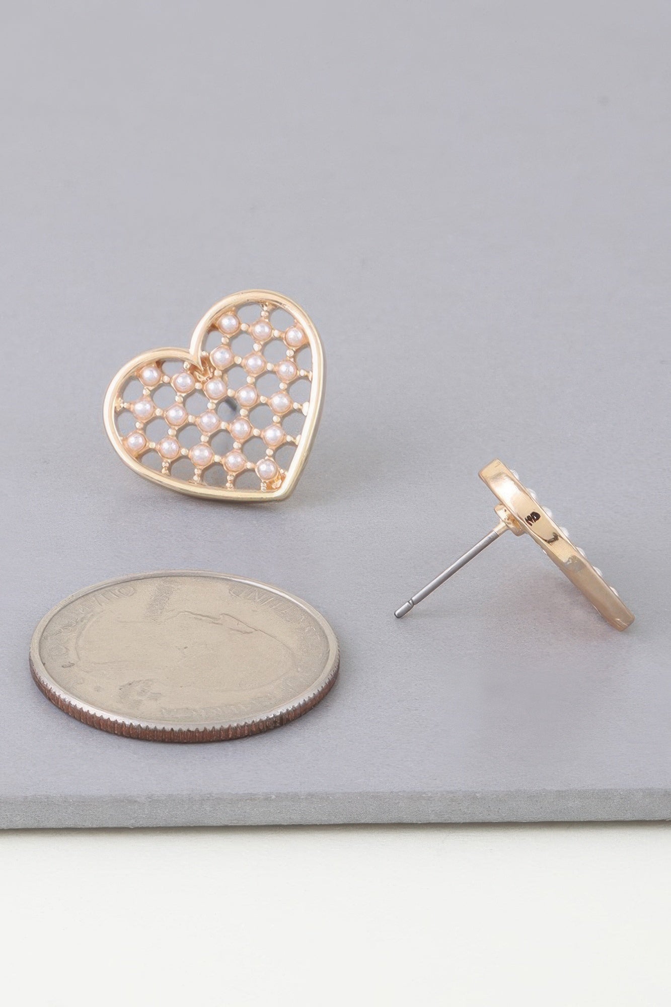 Goldener Herz-Ohrstecker mit Perlen, Verschluss hinten
