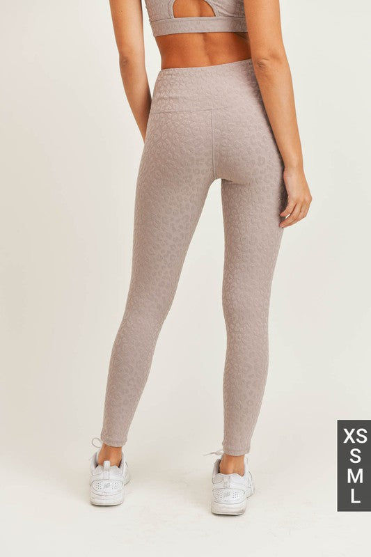 Light taupe leggings with petit leopard jacquard pattern, high-rise and tapered legs