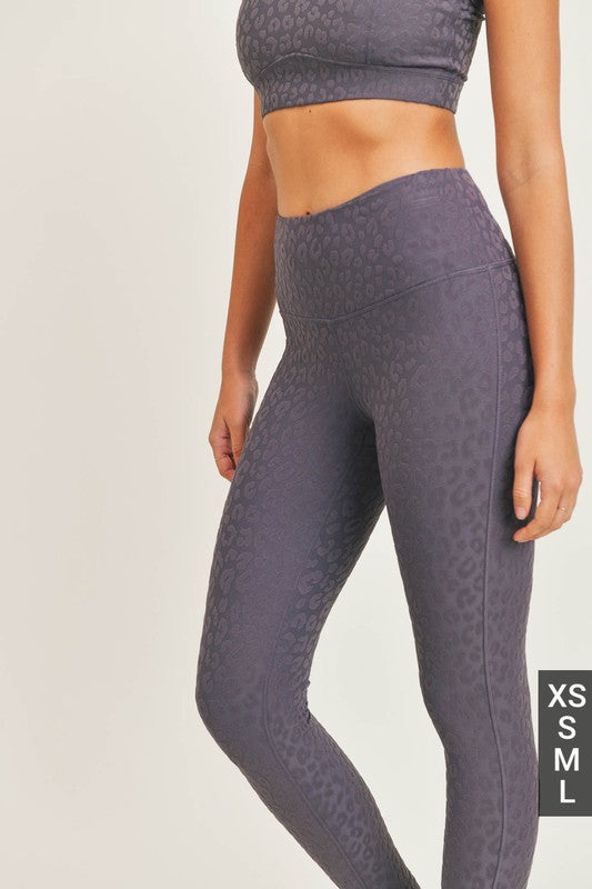 Petit Leopard Jacquard Leggings, dunkelviolett, Detail der vorderen Beinpartie mit Muster