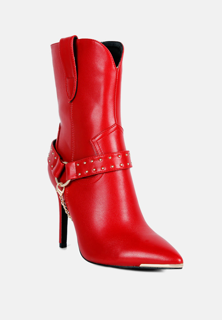 Pro Tip Bootie rot, seitliche Ansicht: Nietenriemen am Schaft mit Kettenanhänger