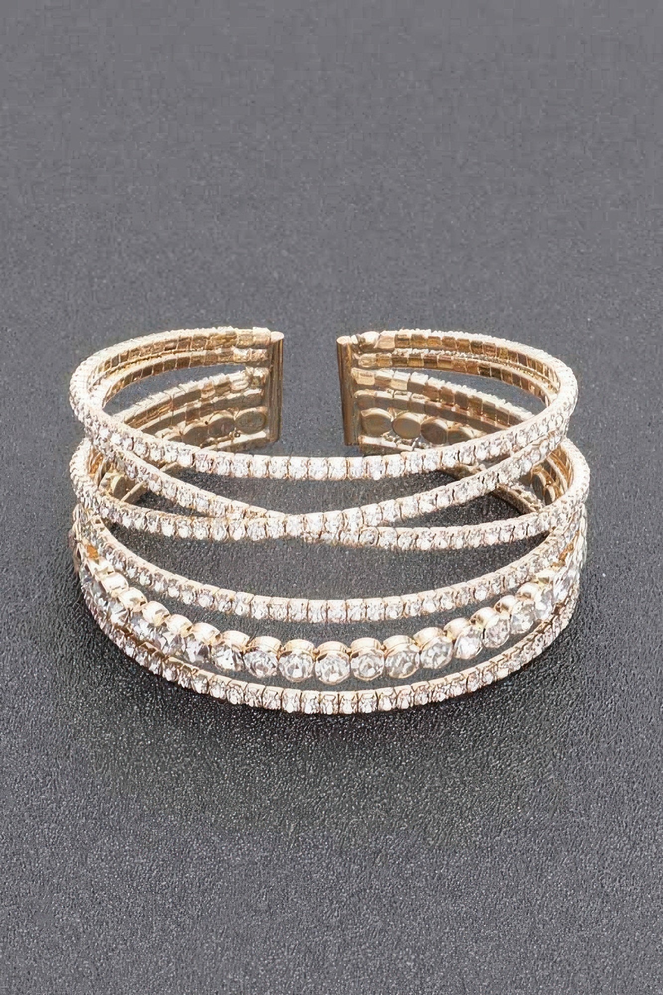 Goldfarbener Strassarmreif mit mehreren Reihen runder Glitzersteine