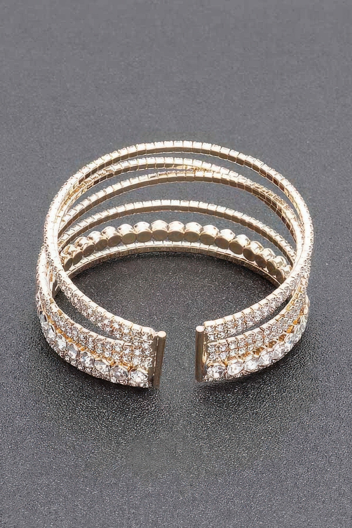 Goldfarbener Rhinestone-Armreif mit sichtbarem Hakenverschluss und Strassstreifen