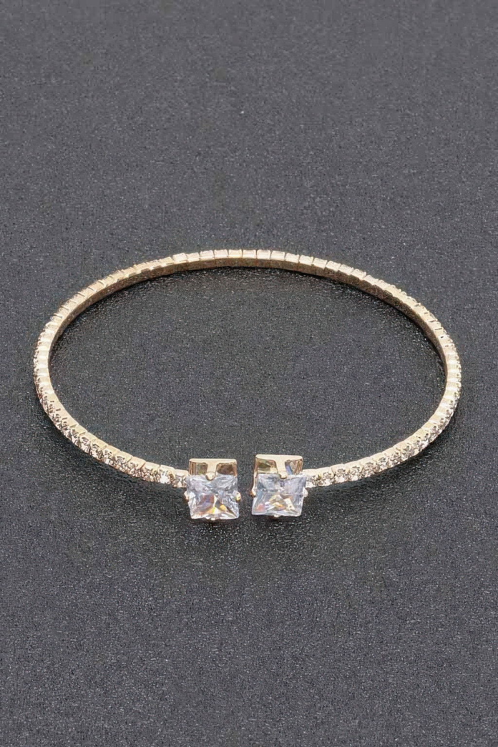Rhinestone-Armband in Gold mit klaren quadratischen Strasssteinen vorn