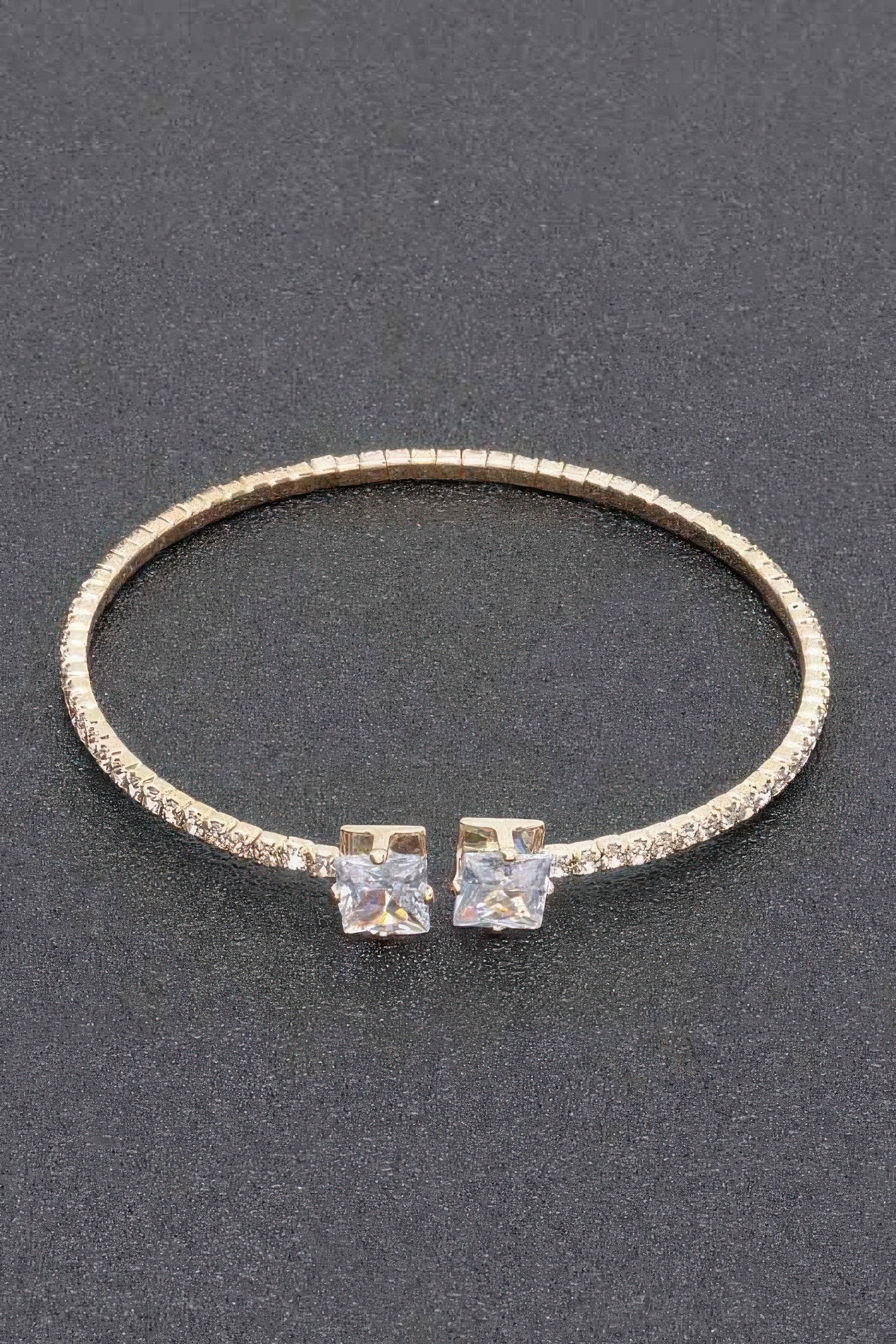 Rhinestone-Armband in Gold mit klaren quadratischen Strasssteinen vorn