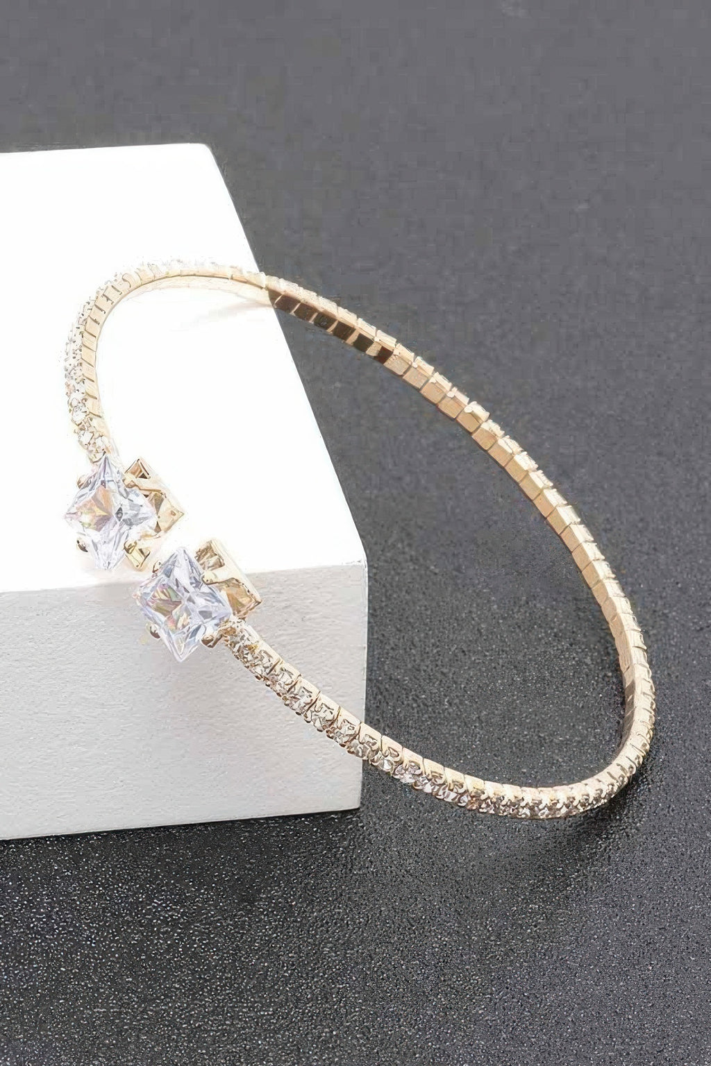 Goldfarbenes Strassarmband mit feinem Besatz und klaren Steinen