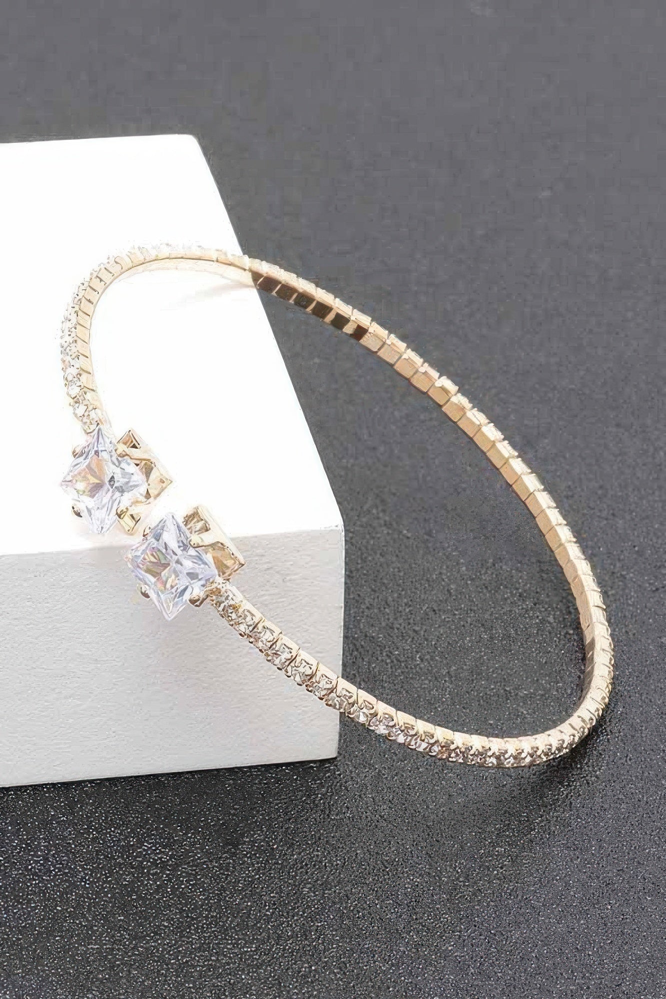 Goldfarbenes Strassarmband mit feinem Besatz und klaren Steinen