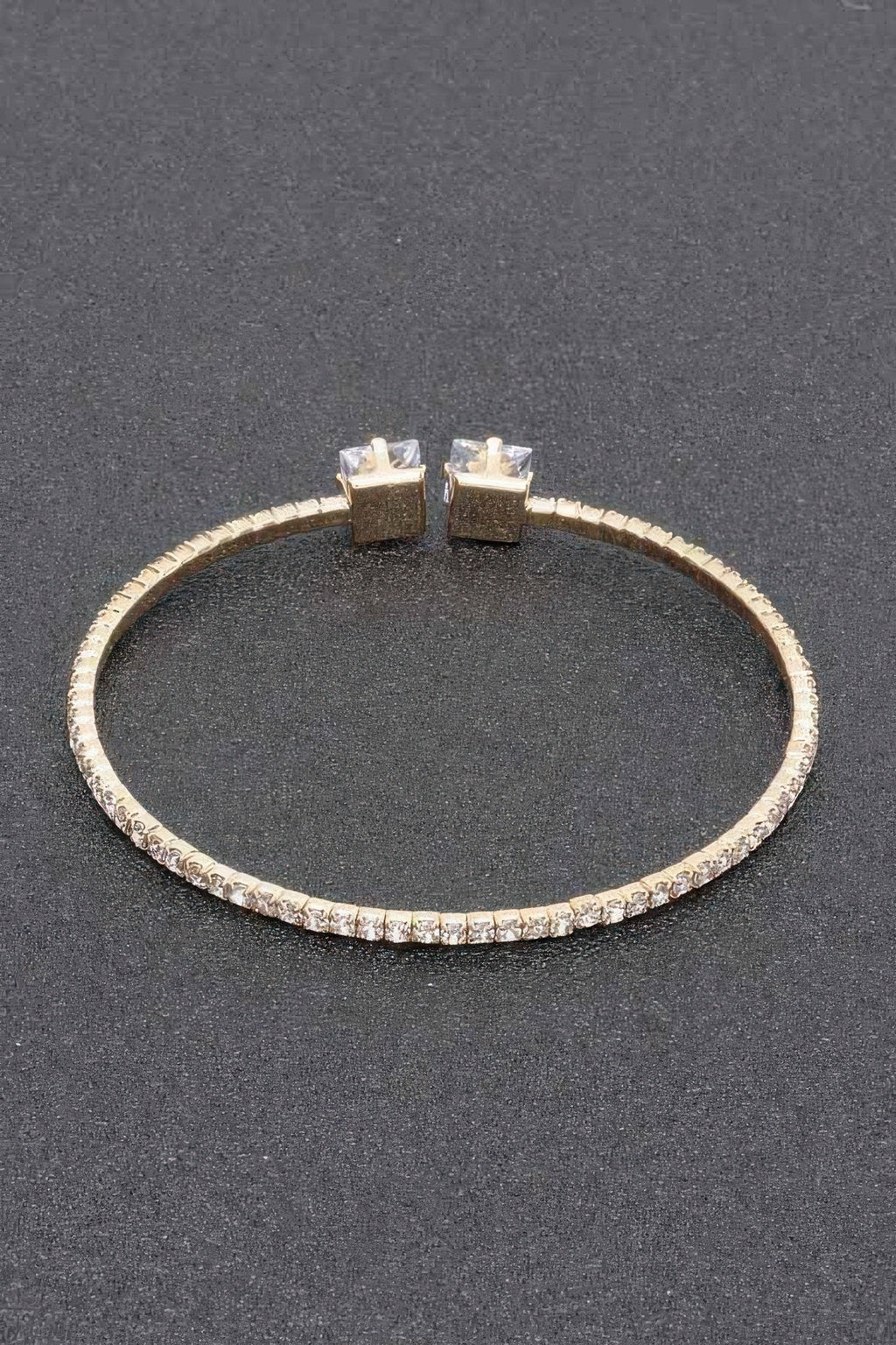 Goldfarbenes Rhinestone-Armband mit zwei klaren Steinen am Verschluss