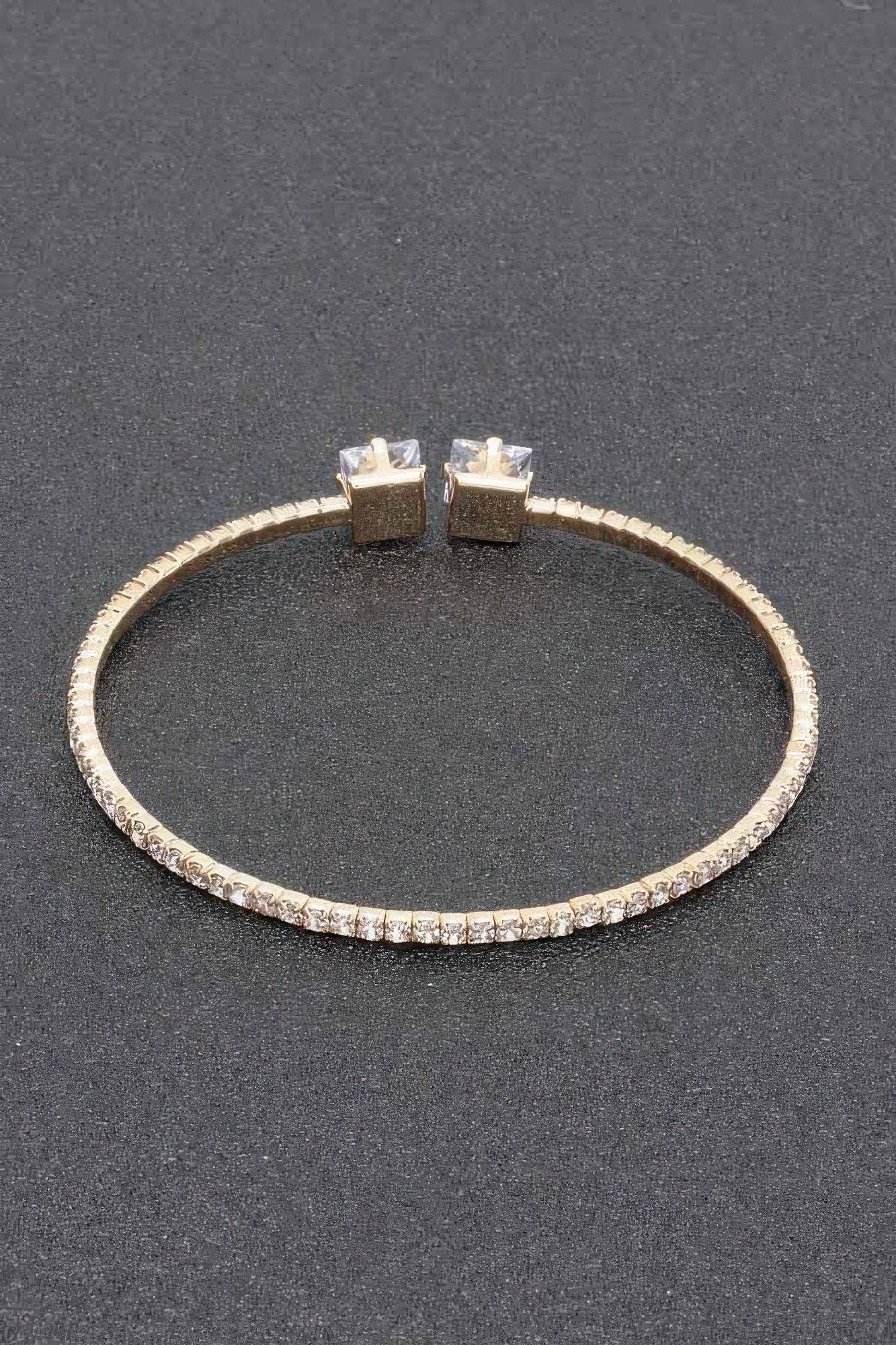 Goldfarbenes Rhinestone-Armband mit zwei klaren Steinen am Verschluss