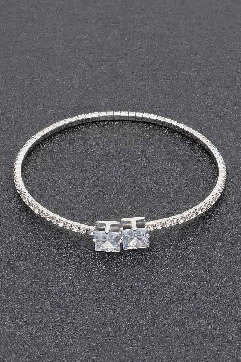 Silberfarbenes Rhinestone-Armband mit klaren quadratischen Steinen am Verschluss