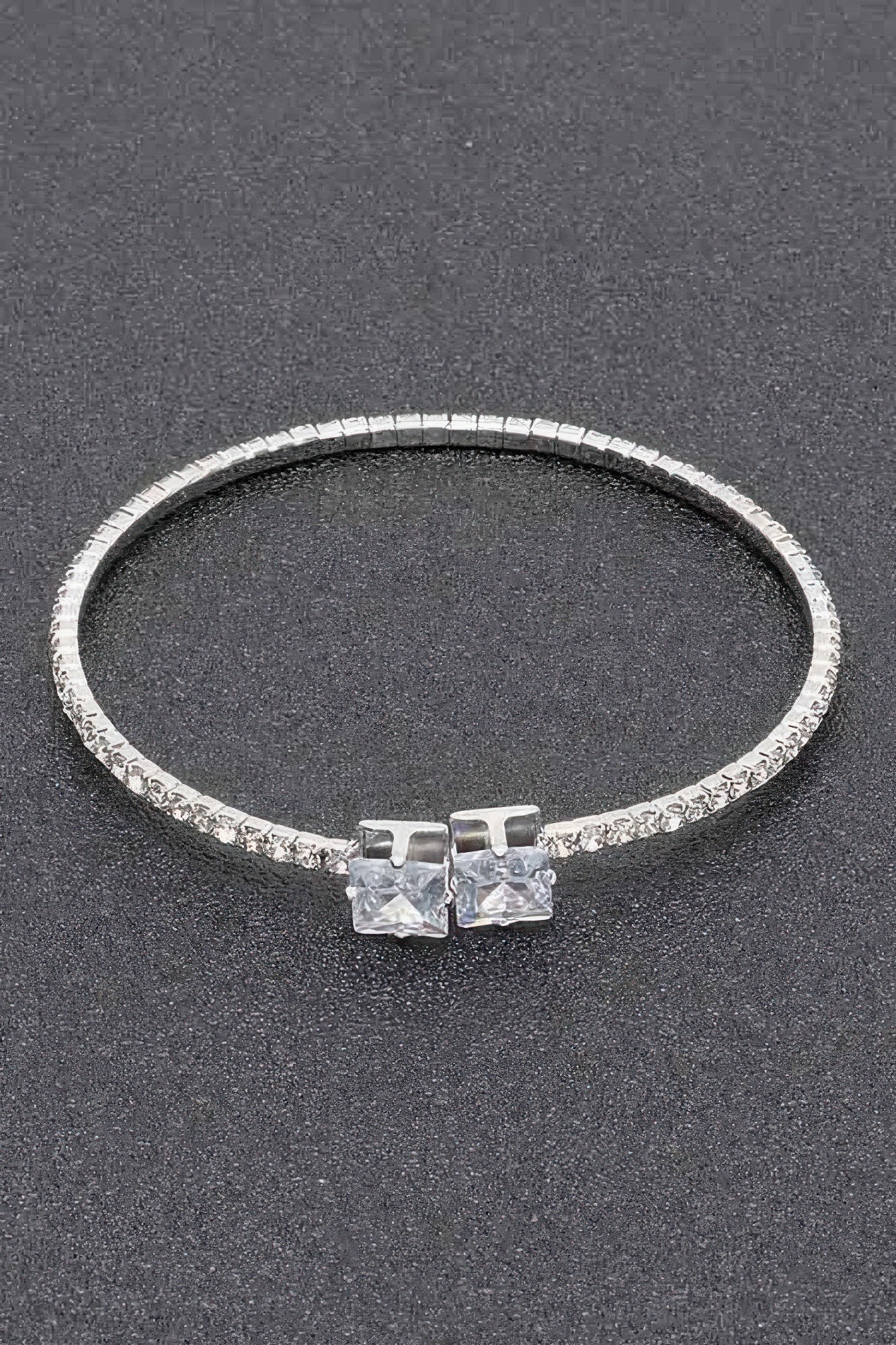 Silberfarbenes Rhinestone-Armband mit klaren quadratischen Steinen am Verschluss
