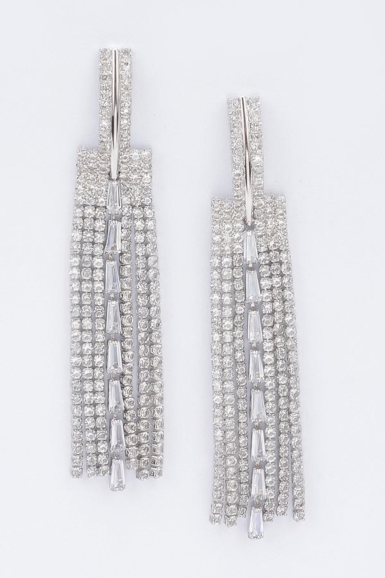 Silberfarbene Rhinestone-Ohrringe, lange Tropfen mit mehreren Stegreihen und Quasten