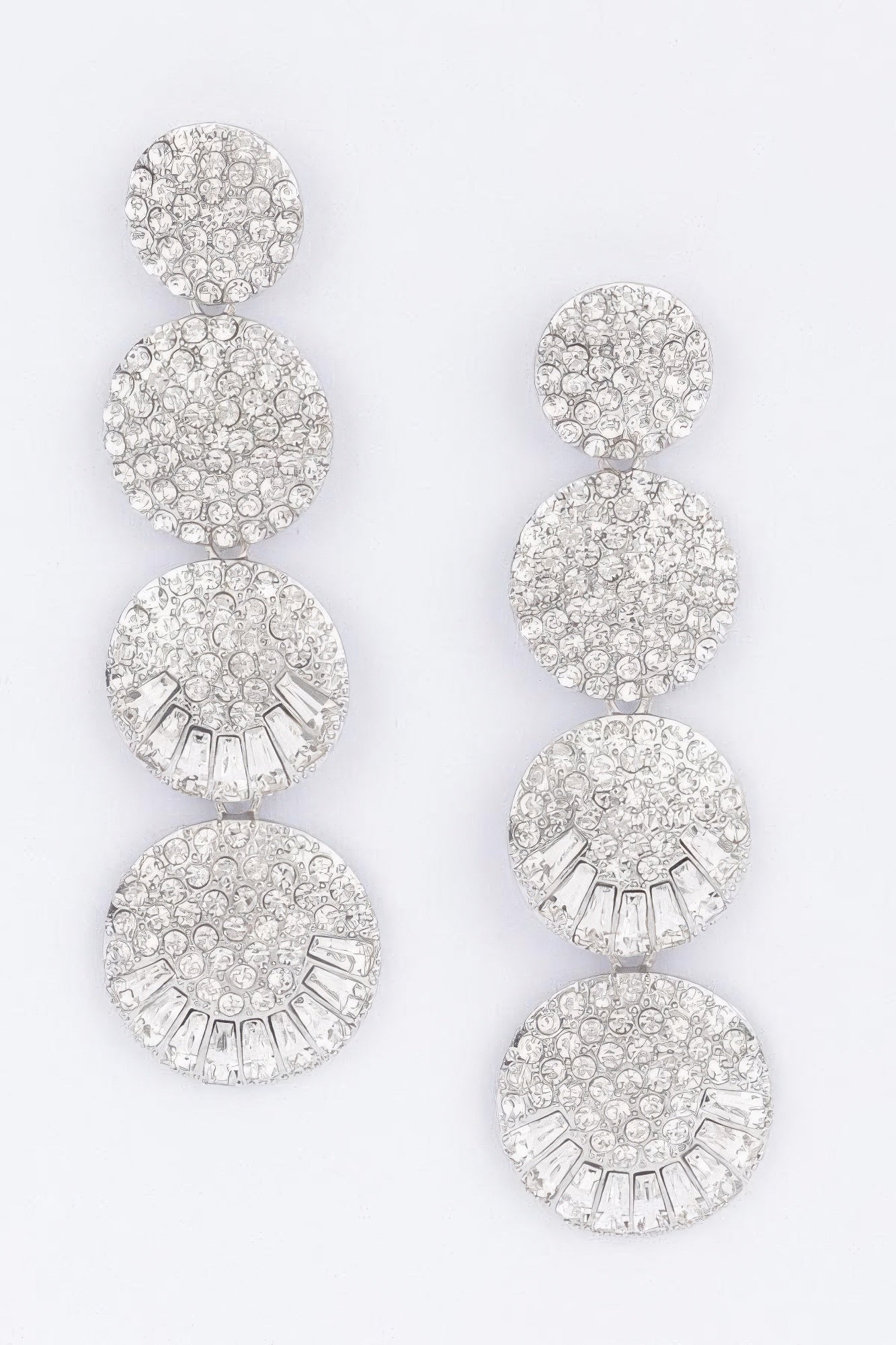 Rhinestone Ohrringe, silberfarbene runde Tropfen mit gestreiften unteren Platten
