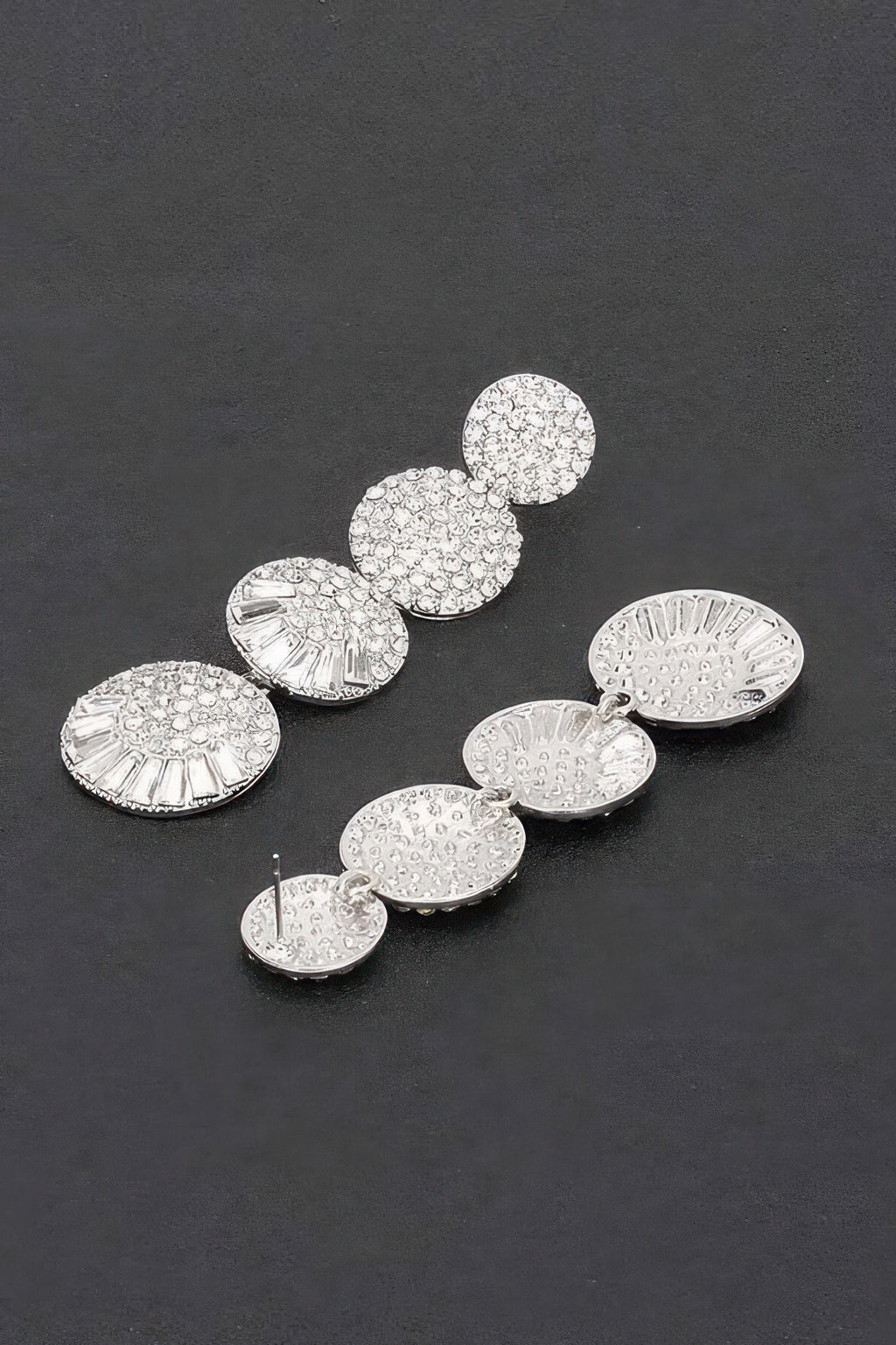 Rhinestone Ohrringe, silberfarbene runde Tropfen mit geripptem unteren Element